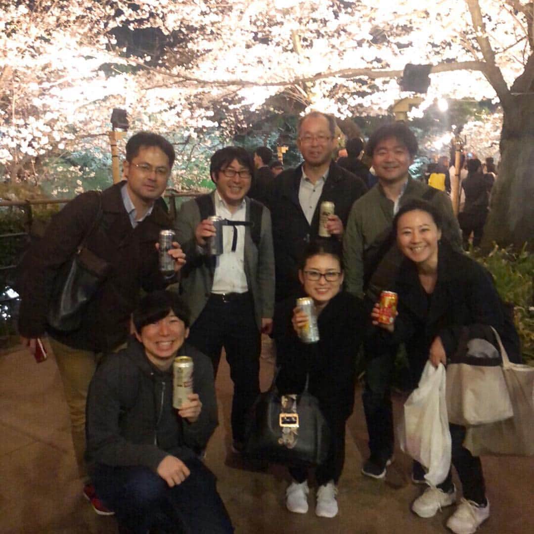 ベンチャーリパブリックのインスタグラム：「部活？お散歩・・？ 皇居周会部のメンバーで桜鑑賞へ。 お酒を片手にみんな嬉しそうです。笑 * * #ベンチャーリパブリック #西麻布 #部活 #桜 #千鳥ヶ淵 #venturerepublic #club #nishiazabu ##cherryblossom」
