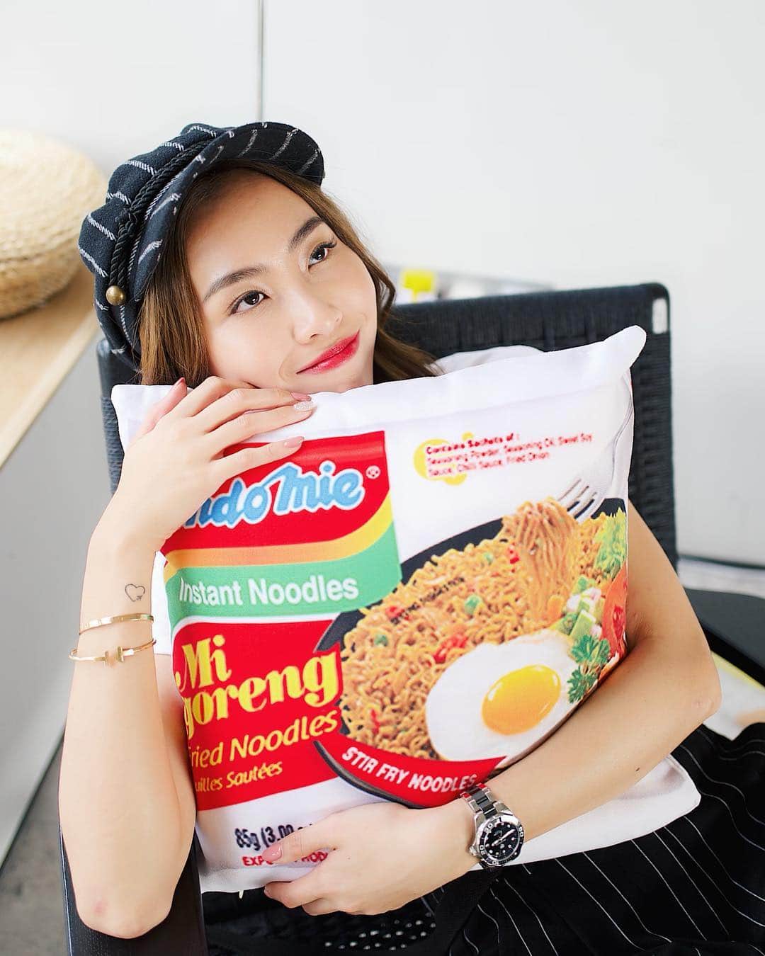 ソニアのインスタグラム：「I can literally taste indomie in my mouth just by looking at this pic who can relate 🙋🏼‍♀️ My morning was filled with wisdom teeth related drama... I guess you can call me Gigi Hadid now (if you geddit you geddit 🤣) HAPPY FRIDAY!」