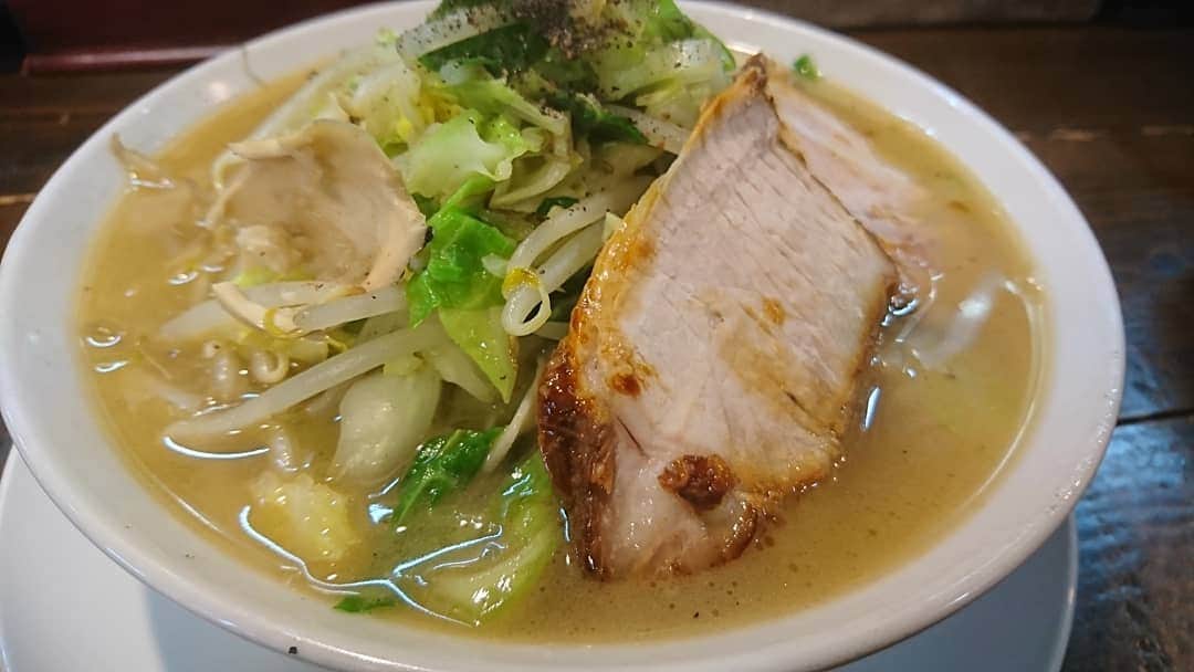 のインスタグラム：「『特製ラーメン』名古屋コーチンのスープに牛もつ&野菜の旨味♪麺は平打ち麺(国産小麦の自家製麺)こだわりが半端ないラーメン(^o^ゞ美味しくてボリューム満点なのです♪もともと名古屋コーチン専門店の方が出したラーメン店♪  #ラーメン #名古屋 #特製ラーメン #牛もつ #春キャベツ #チャーシュー #名古屋コーチン #タンメン ？#美味しい #美味しいラーメン #名古屋飯 #ramen #レギュラー松本 #あるある探検隊」