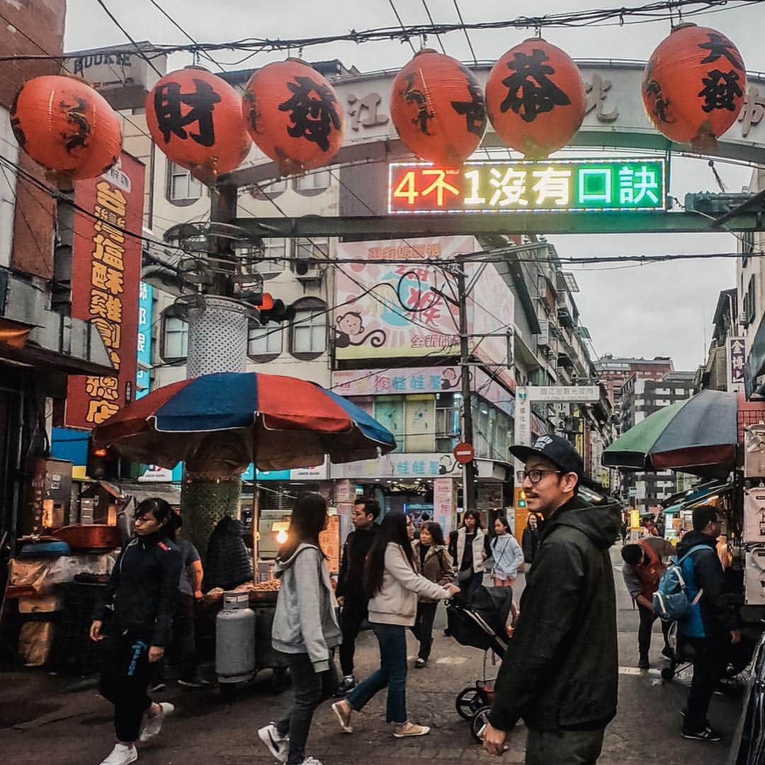 のりごとーのインスタグラム：「楽しみにしていた台北の夜市にも行く事が出来ました😊 #台湾旅行 #台湾夜市」