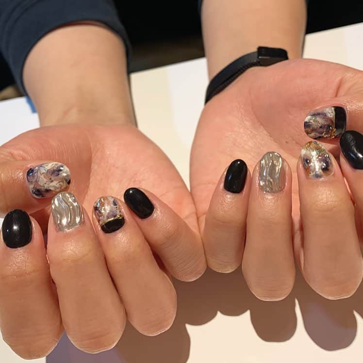 RUBY&ONYX by Kanako Miuraのインスタグラム：「お持ち込み画像から🌚🌚🌚 ・ ・ INSTYLE BLOGにて、角質ケアについて取材していただきました！ 正しいセルフケア方法や臭いの原因などについて説明させて頂いてます。 ・ "溜まりすぎた角質ケアはセルフでは無理？ネイリスト直伝の正しいケア方法" ・ サロンのプロフィール画面のリンクからどうぞ😊 是非、ご覧ください！ ・ ・ ・ 角質ケアキャンペーン👣 ・ 好評につき3月末まで延長🤗 期間中ジェルネイルまたはポリッシュカラーをされたお客様に足裏の角質ケア&ゴマージュ(通常価格¥3780)をプレゼント致します！ 乾燥する冬にこそつるつるのお足元で快適にお過ごしください。 ※ネイルはハンドでもフットでも可 ※ご予約の際に角質ケアご希望の旨お伝えくださいませ。  3/30 18:30〜 3/31 17:00〜.17:30〜 ご案内可能です。 お気軽にお問い合わせくださいませ💫 ・ ・ #daikanyama#nailsalon#nail#gelnail#rubyandonyx#summer#summernails#handnail#mode#cool#studs#menscare#ART#winternails#nuancenails#メンズネイル#メンズケア#定額制ネイル#通い放題#ジェルネイル#ネイル#ノーサンディング#フットケア#大人ネイル#フットネイル#シンプルネイル#代官山ネイルサロン#トレンドネイル#ショートネイル」