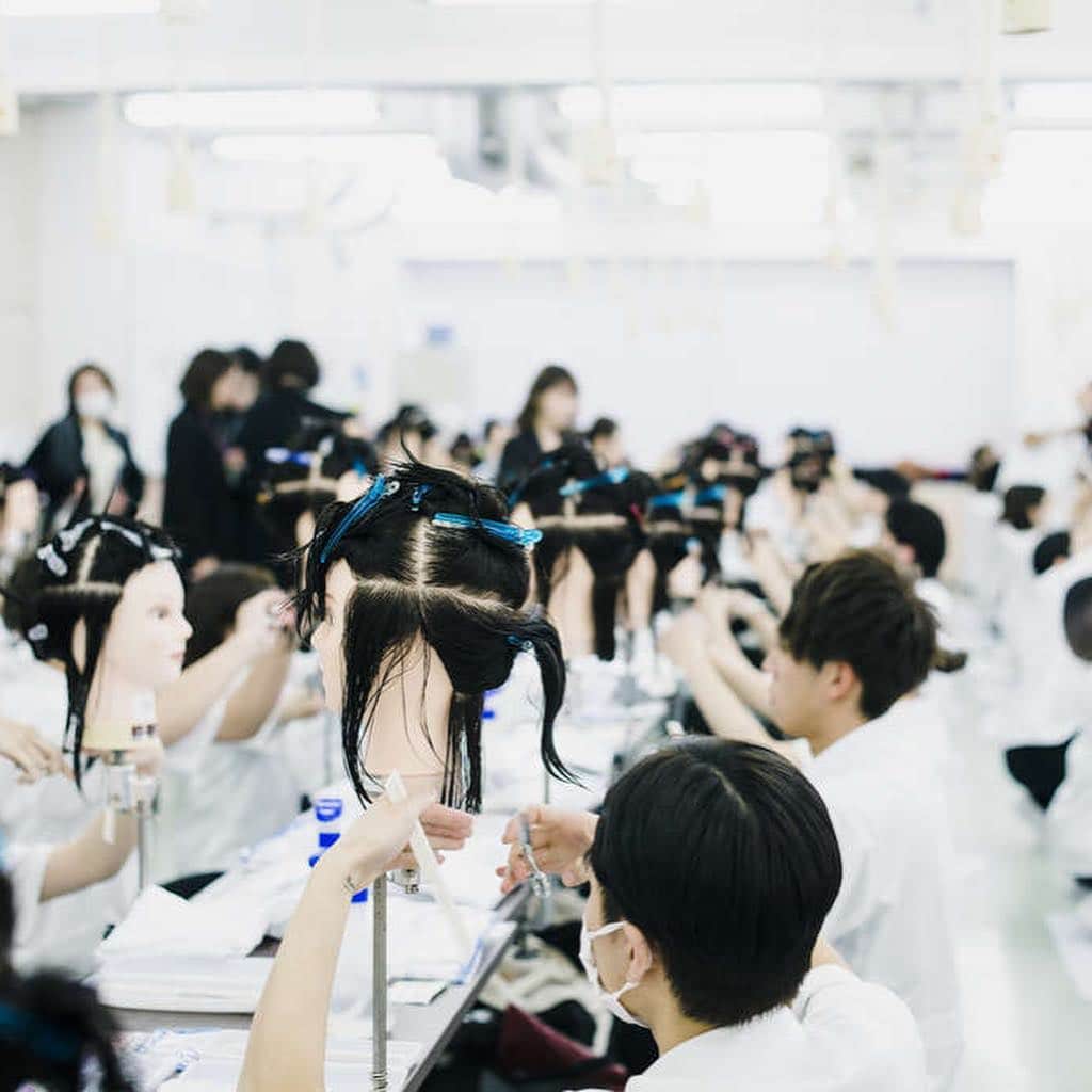 札幌ベルエポック美容専門学校 公式さんのインスタグラム写真 - (札幌ベルエポック美容専門学校 公式Instagram)「✨国家試験速報✨﻿ ﻿ ﻿ 2019年3月卒業生の﻿ 国家試験合格率は✨96.5％✨でした👍﻿ ﻿ (受験者数86名中、合格者数83名）﻿ ﻿ 今年もトップレベルの合格率でした‼️‼️ ﻿ ﻿ 全員合格は実現しませんでしたが﻿全員合格するまでベルエポックは﻿ ﻿ サポートしていき﻿ ﻿ 半年後の夏の受験では﻿ ﻿ 必ず不合格者も合格させます‼️‼️﻿ ﻿ ●全国平均は86.2％合格率‼️﻿ ●北海道平均88.8%合格率‼️﻿ ﻿ ﻿ #札ベル﻿﻿ #札幌ベルエポック美容専門学校 ﻿﻿ #ベル ﻿﻿ #ベルエポック ﻿﻿ #美容学校 ﻿﻿ #札幌美容室﻿﻿ #北海道美容室﻿﻿ #札幌美容師﻿﻿ #国家試験﻿ #美容師国家試験﻿ #메이크업﻿﻿ #메이크﻿﻿ #메이크업스타그램﻿﻿ #메이크업샷﻿﻿ #화장﻿﻿ #립스타그램﻿﻿ #코스메틱﻿﻿ #데일리메이크업﻿﻿ #ljk ﻿ #jk2 ﻿ #jk3 ﻿ #jk1 ﻿ #おしゃれさんと繋がりたい ﻿ #韓国ファッション ﻿ #韓国メイク ﻿﻿ ﻿」3月29日 18時55分 - sapporobelle