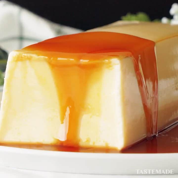 のインスタグラム：「【牛乳パックで！？】ぶるるんマシュマロプリン🍮⁣⠀ ⁣⠀ ⁣スマホアプリはレシピを簡単に探せるよ📲⠀⁣⠀ ダウンロードはプロフィールのURLをクリック👆⁣⠀ ⁣⠀ ■材料⠀⁣⠀ * 牛乳　600ml⁣⠀ * 卵　8個⁣⠀ * マシュマロ　300g⁣⠀ * キャラメルソース　適量⁣⠀ ⁣⠀ ■手順⠀⁣⠀ 1. 鍋に牛乳、マシュマロ入れる。⁣⠀ 2. 加熱して溶けるまで混ぜる⁣⠀ 3. 卵を加えて加熱する。⁣⠀ 4. 牛乳パックに移して冷やす。⁣⠀ 5. 鍋に砂糖と水を入れてキャラメル状になるまで加熱する。⁣⠀ 6. 水を加えて粗熱を取る。⁣⠀ 7. プリンを皿に盛りキャラメルをかけたら完成。⁣⠀ ⁣⠀ #food #foodie #cooking #recipe#tastemade #japan #matcha #sweets #marshmallow #pudding #custard⁣⠀ #料理 #クッキング #レシピ #おうちご飯 #おうちごはん #おうちカフェ #スイーツ #デザート #おやつ #お菓子作り#マシュマロ #プリン #牛乳パック #簡単⁣⠀」