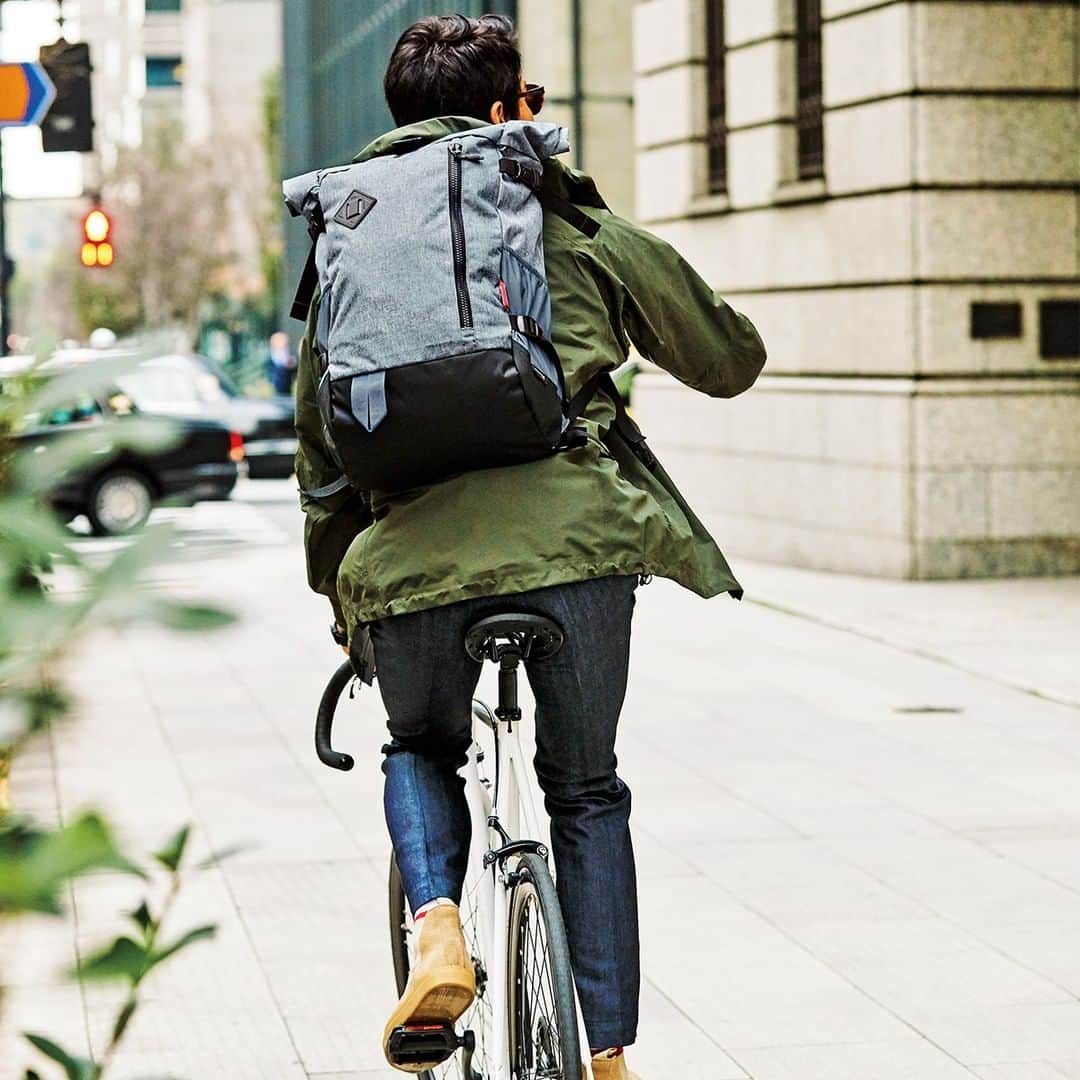 Coleman Japanのインスタグラム：「【バッグで毎日をもっと快適に】 サステイナブルなライフスタイルを提案するファッション誌『Fine（ファイン）4月号』に、コールマンのアーバンバッグ「オフザグリーン シリーズ」が掲載されています！カラダにフィットするボディーバッグや自転車通勤におすすめロールトップタイプなど幅広いラインナップの中からお気に入りを見つけよう！ ・ 📷 :@fine_mag_jp」