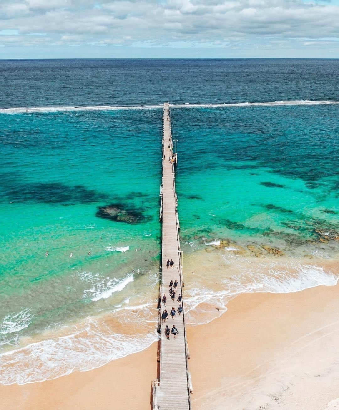 Australiaさんのインスタグラム写真 - (AustraliaInstagram)「Right this way for a delightful dose of sun and sea! ☀️🌊 No wonder @mark_elbourne said “If you’re looking for me over the next few days, this is where I’ll be,” and we’re rather tempted to join him! @southaustralia’s #PortNoarlungaJetty is a mere 40-minute drive from @cityofadelaide, so you can easily get to this picturesque spot on a day trip, or stay longer in this seaside @fleurieupeninsula suburb for an ultra-relaxing break. The jetty connects to a long natural reef that is exposed at low tide so you can get a good look from the #jetty.  #seeaustralia #seesouthaustralia #fleurieupeninsula #southaustralia #travel」3月29日 19時00分 - australia