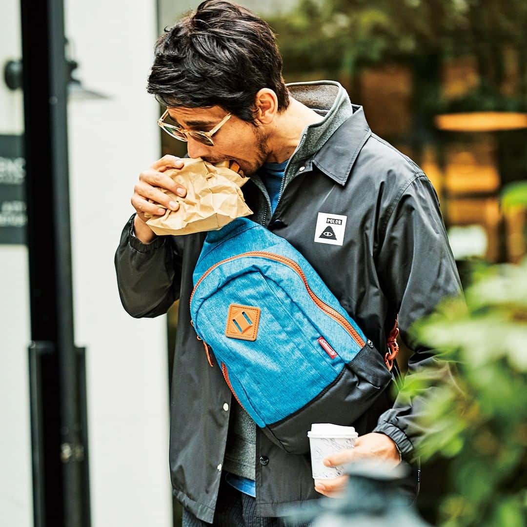 Coleman Japanのインスタグラム：「【バッグで毎日をもっと快適に】 サステイナブルなライフスタイルを提案するファッション誌『Fine（ファイン）4月号』に、コールマンのアーバンバッグ「オフザグリーン シリーズ」が掲載されています！カラダにフィットするボディーバッグや自転車通勤におすすめロールトップタイプなど幅広いラインナップの中からお気に入りを見つけよう！ ・ 📷 :@fine_mag_jp」