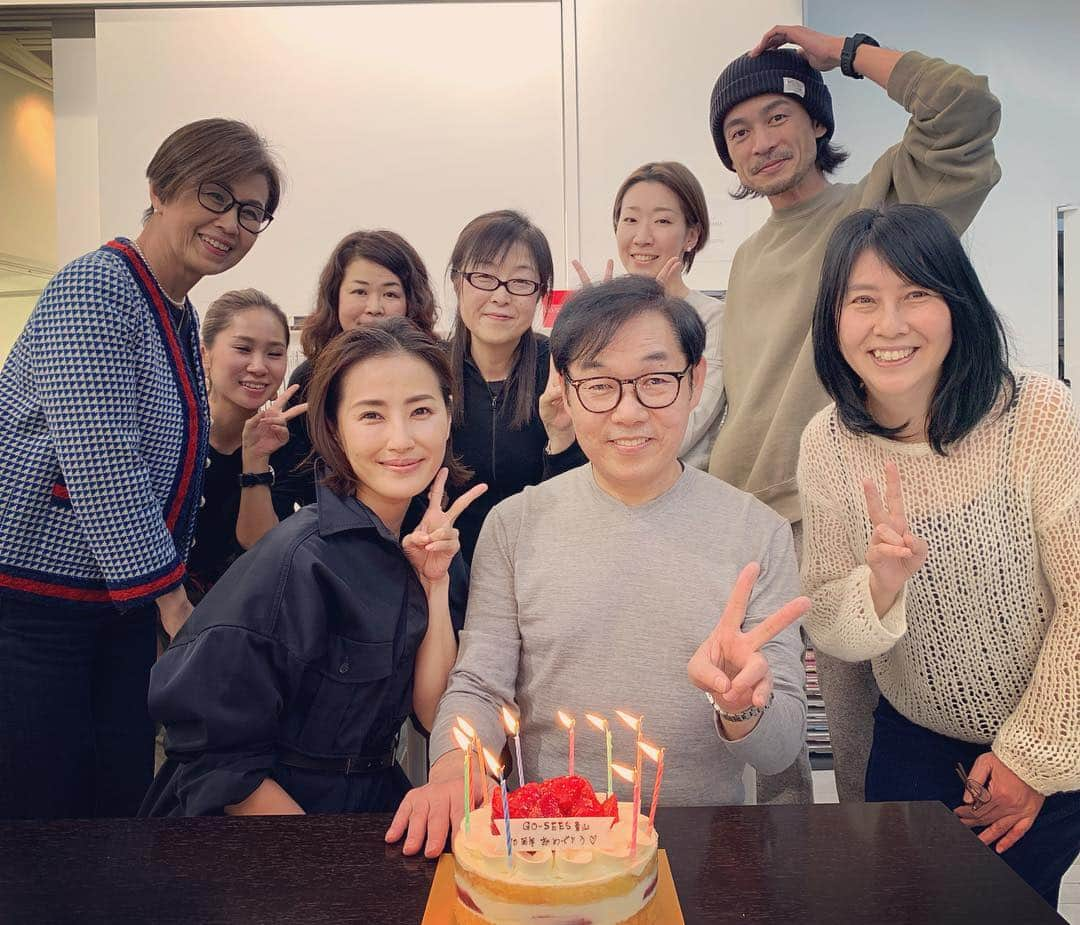 真樹麗子さんのインスタグラム写真 - (真樹麗子Instagram)「冨田さん、GO-SEES青山10周年、おめでとうございます🎉  #avon スタッフの皆様でお祝い🎂✨ #富田眞光 さん #犬走比佐乃  さん #田中宏典  さん @hironoritanaka_ladonna #犬走さんのジャケットにパール×ゴールドアクセサリーコーデが粋で素敵でした#撮影#shooting  #instagood #instabeauty #model#beauty #instalike」3月29日 19時02分 - makiofficial_0718