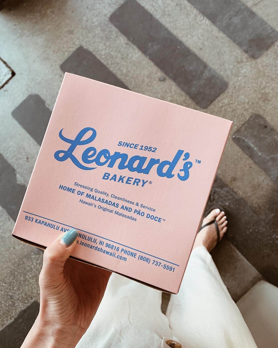 春名亜美さんのインスタグラム写真 - (春名亜美Instagram)「おきまりの揚げたてLeonard'sを持って、大好きな @eclatphoto ファミリーのお家へ♡ 今回、Hawaiiへ来るにあたって、ジョージファミリーにはお世話になりすぎて、頭が上がらない🙇🏻‍♀️ 愛の塊そのもの😭 ・ ・ ・ #leonardsbakery #leonards #malasadas #マラサダ #レナーズ #Hawaii #ハワイ #ハワイ生活 #hawaiilife #hawaiifood」3月29日 19時05分 - amiharunaami