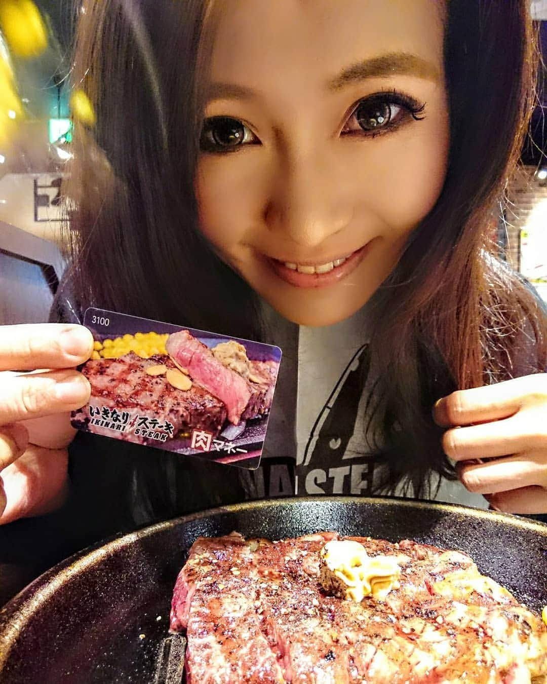 REIKAさんのインスタグラム写真 - (REIKAInstagram)「. 29日はお肉の日ー🍖 てことで✨ 先日ファンの方に頂いた「いきなりステーキ @ikinariofficial 」の肉マネーカードでステーキ300g&ご飯大盛りペロリ♥️. おいぢいー♥️. 幸せや♥️ご馳走様でした✨✨ . . #いきなりステーキ #ステーキ #steak #お肉の日 #肉食女子 #お肉」3月29日 19時19分 - reika_japan