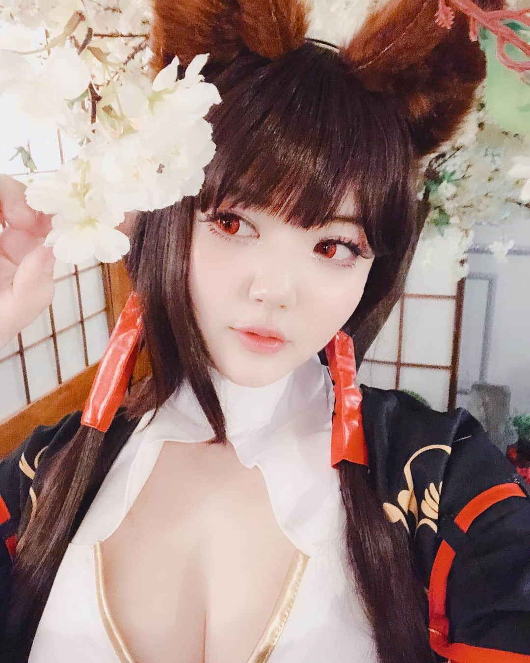 YingTzeさんのインスタグラム写真 - (YingTzeInstagram)「Today’s Akagi from Azur Lane ! ❤️✨ Akagi the Yandere Fox Waifu will be available as Patreon Reward for April ! ▶️ www.patreon.com/yingtze _ There will be 3 sets for Patreon in April : Gamer Cat ( Bonus Set ) , Holy Night Dinner Jeanne Alter and Akagi . ❤️ _ Tonight there won’t be streaming but I will be back on Saturday and Sunday at 9pm (GMT +8) at my Facebook Page. I will stream Mortal Kombat 11 in the weekend. ❤️ See you guys tomorrow ! _ #blessed #azurlane #azurlanecosplay #akagi #akagicosplay #foxgirl #foxears ＃アズールレーン」3月29日 19時14分 - yingtze