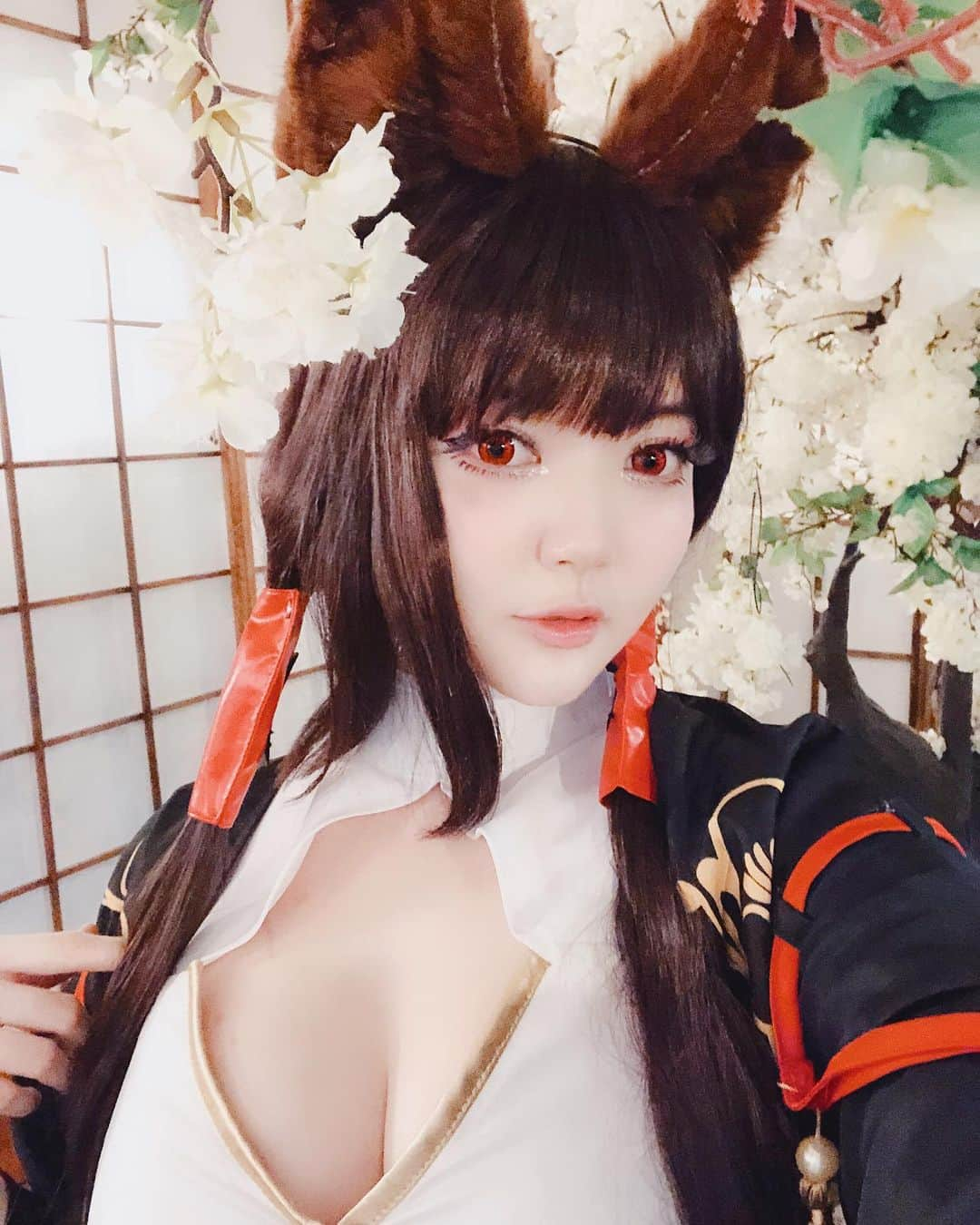 YingTzeさんのインスタグラム写真 - (YingTzeInstagram)「Today’s Akagi from Azur Lane ! ❤️✨ Akagi the Yandere Fox Waifu will be available as Patreon Reward for April ! ▶️ www.patreon.com/yingtze _ There will be 3 sets for Patreon in April : Gamer Cat ( Bonus Set ) , Holy Night Dinner Jeanne Alter and Akagi . ❤️ _ Tonight there won’t be streaming but I will be back on Saturday and Sunday at 9pm (GMT +8) at my Facebook Page. I will stream Mortal Kombat 11 in the weekend. ❤️ See you guys tomorrow ! _ #blessed #azurlane #azurlanecosplay #akagi #akagicosplay #foxgirl #foxears ＃アズールレーン」3月29日 19時14分 - yingtze