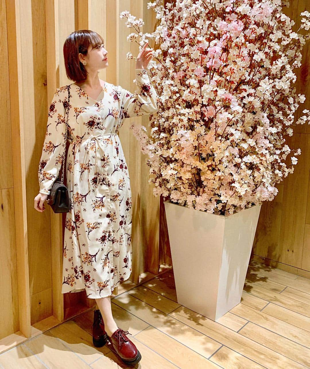 佐藤瀬奈さんのインスタグラム写真 - (佐藤瀬奈Instagram)「#せぷコーデ 👗⠀ ⠀ fifthのこの花柄が好きで、ワンピース色違いでゲットしてしまった😂💕⠀ ⠀ #onepiece ♡ @fifth_store (40%off✨) #shoes ♡ @fabbyfabby_tokyo  #bag ♡ @chanelofficial ⠀ ⠀ さて今夜は親友とご飯なのでうきうき気分で向かっております💓 みなさま素敵な花金を〜☺️ ・ ・ ・ #コーデ #fifth #fifthtl #フィフス #ワンピースコーデ #フラワーロングシャツワンピース  #きょコ #プチプラコーデ」3月29日 19時16分 - senapuu