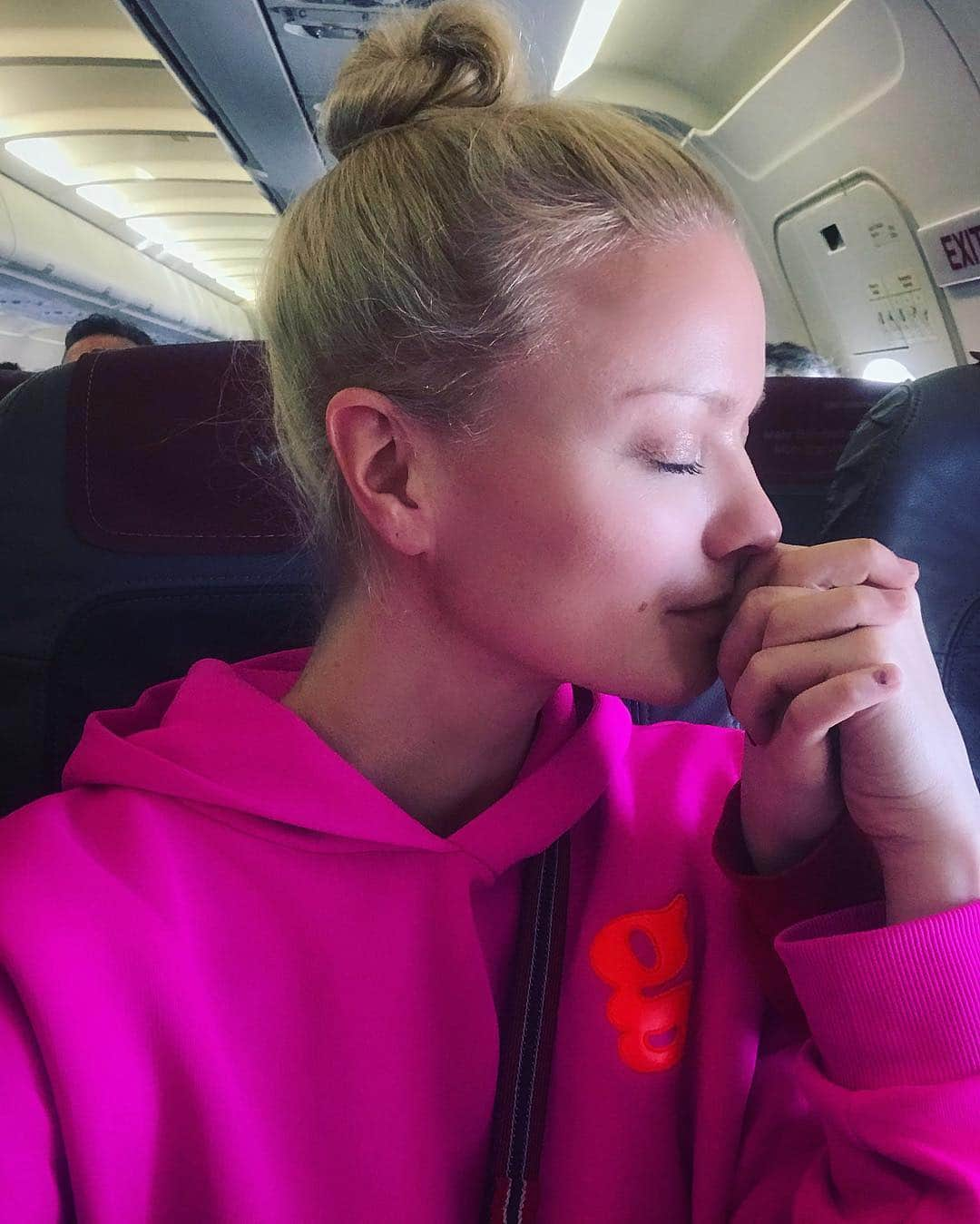 フランツィスカ・クヌッペさんのインスタグラム写真 - (フランツィスカ・クヌッペInstagram)「True love is ... giving your beloved windowseat away 😆❤️💋 💕... daughter and mommy on tour ✈️ to @gala_magazin spa award to Baden-Baden #daughterandmother #enjoylife #everysecond #galaspaawards2019」3月29日 19時27分 - franziskaknuppe