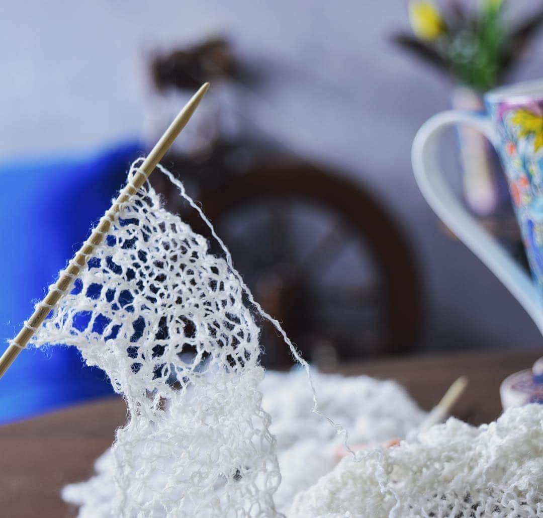 のインスタグラム：「Spinning Shetland wool for lace. The first “ Shetland lace” will be a small square. I can’t spin a stable yarn count,and I struggle. * * 自分で紡いだシェットランドレース糸を初めてシェットランドレースにする！！ はじめは小さいスクエアで。。。 感動的だけど、何せ番手が安定せず、苦戦(笑) →最初の方に紡いだのがやや太めなのでそれに合わせてつむぐのが。。。 でも、これがおわったら！ほっそーいのをやろうかな。  #shetlandlace #shetlandsheep #shetlandwool #spinning #ashford #laceknitting #knittinglace #shetlandlaceknitting #紡ぎ車 #シェットランドレース #シェットランドウール」