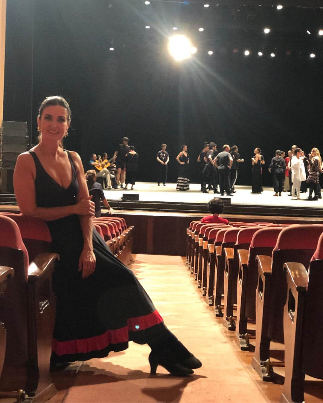 ファチマ・ベルナルデスさんのインスタグラム写真 - (ファチマ・ベルナルデスInstagram)「Adorei acompanhar o ensaio da #CompanhiaAntonioGades de dança flamenca no Theatro Municipal do Rio de Janeiro. Não perca no #encontrocomfatima de hj essa que é uma das mais importantes companhias de dança do mundo.」3月29日 19時24分 - fatimabernardes