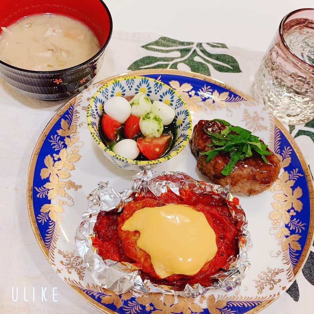 若月雅さんのインスタグラム写真 - (若月雅Instagram)「合挽きミンチが余ってたので… 和風庵の大葉ハンバーグと、トマト煮込みチーズハンバーグ作った( ´∀｀)✨ 後はカプレーゼとお味噌汁。 食べ過ぎてお腹いっぱい( ・∇・)笑 . #おうちごはん #cooking  #クッキングラム」3月29日 19時25分 - miyabi.w_0911