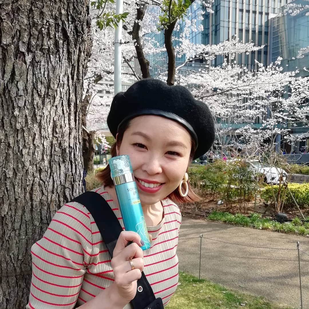 のインスタグラム：「. 【産後復帰三種の神器　 私の場合♪】. . 花王さんから頂いた 「ソフィーナiP土台美容液」. . @sofinaip_jp. 使いはじめるとクセになる 使い心地‥✨. 洗顔後の化粧水前に つけるんですが化粧水の 浸透がよくなります(^^♪. しかも炭酸水のクリーミーな 泡がとにかく気持ちいいー♡. . ふわふわ泡がやみつきです😍. . .  #産後復帰 #ワーママ  #ママ応援#millymilly  #ソフィーナip#PR #ソフィーナ  #土台美容液 #美容液 #炭酸美容#炭酸 #炭酸美容液 #産後 #ママ美容#美容 #美容好き #花王 #泡#スキンケア #スキンケアマニア  #桜#炭酸水#30代#産後復帰 #乾燥#sofina #産後 #産後ママ」