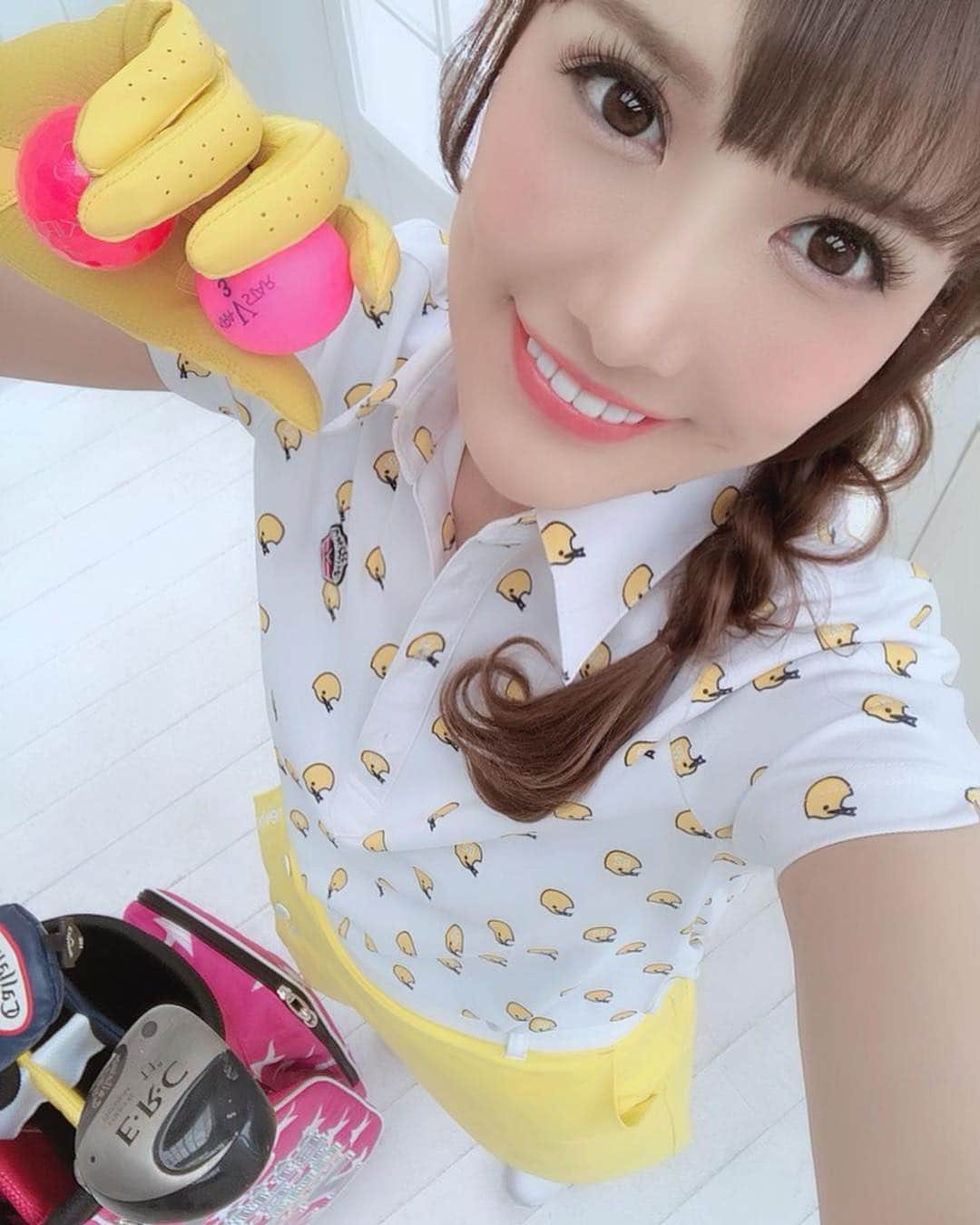 小峰みこさんのインスタグラム写真 - (小峰みこInstagram)「あー ゴルフ楽しかった⛳️❤️笑 . #ごめん #嘘 #ゴルフ #やったことない  #ゴルフウエア #撮影 #半袖 #激寒  #みこ #みこっくま #miko #golf #golfwear」3月29日 19時28分 - mico_19911201