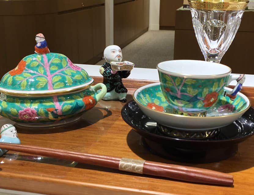 HEREND JAPANさんのインスタグラム写真 - (HEREND JAPANInstagram)「■阪急うめだ本店■  阪急うめだ本店　7階 ヘレンドショップでは4月9日（火）まで、「シノワズリで楽しむTEAパーティー」をテーマにしたテーブルを展開中です。 休日に家族や友人を招いて、ヘレンドの”シノワズリ”の器を使って、煎茶や台湾茶などの”TEA”でもてなす優雅な休日はいかがでしょうか。  お問合せ先：7階　ヘレンドショップ　 TEL：06-6313-0761（直通） ・ ・  #阪急うめだ本店 #阪急百貨店 #阪急百貨店うめだ本店 #ヘレンド #herend #シノワズリ #煎茶 #台湾茶 #ホームパーティー #器 #マンダリン #TEA #テーブルウェア #tableware」3月29日 19時30分 - herendjp