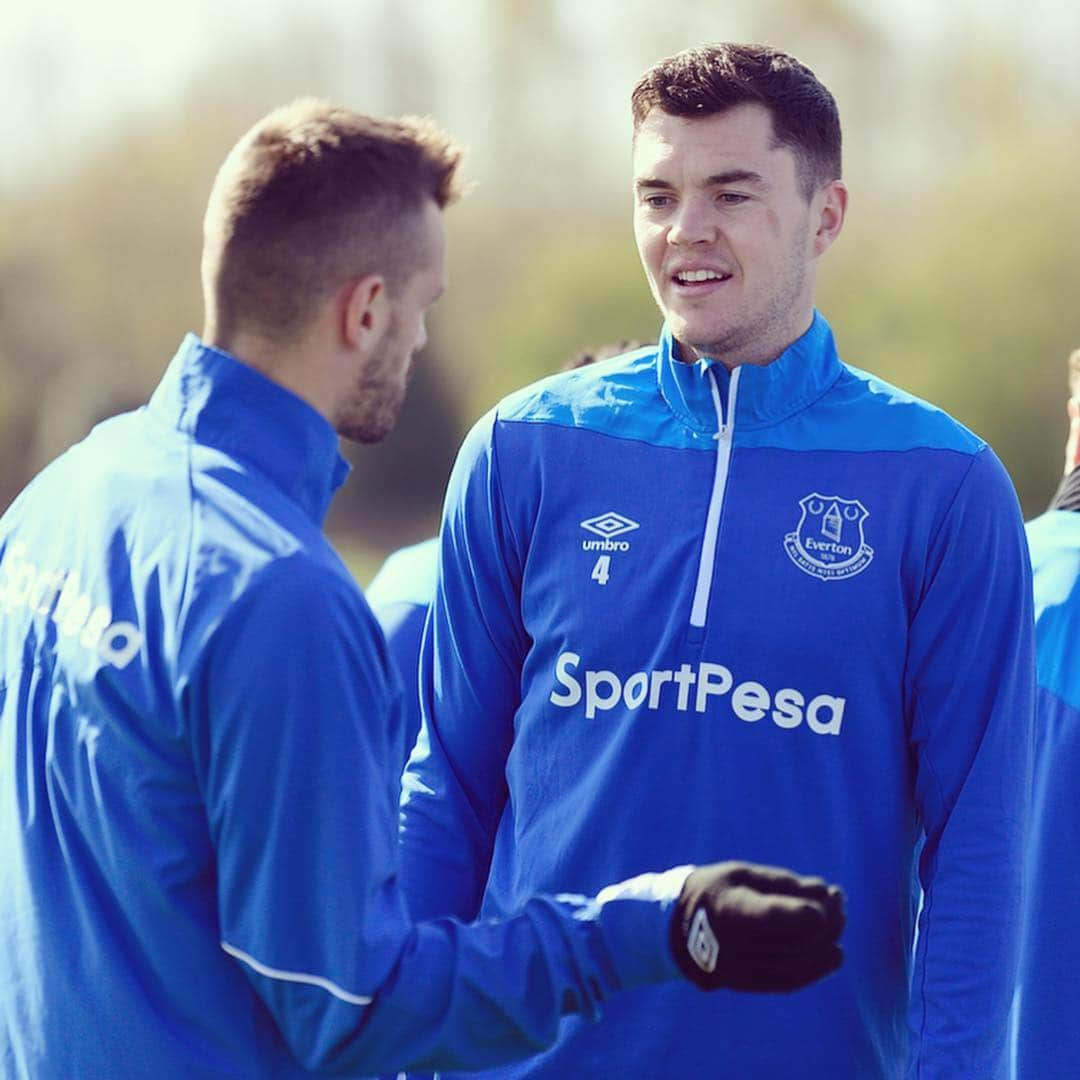 エヴァートンFCさんのインスタグラム写真 - (エヴァートンFCInstagram)「😃 Our #PremierLeague return has got us smiling! • • • #efc #everton #evertonfc #coyb #training #pl #andregomes #bernard #theowalcott」3月29日 19時31分 - everton