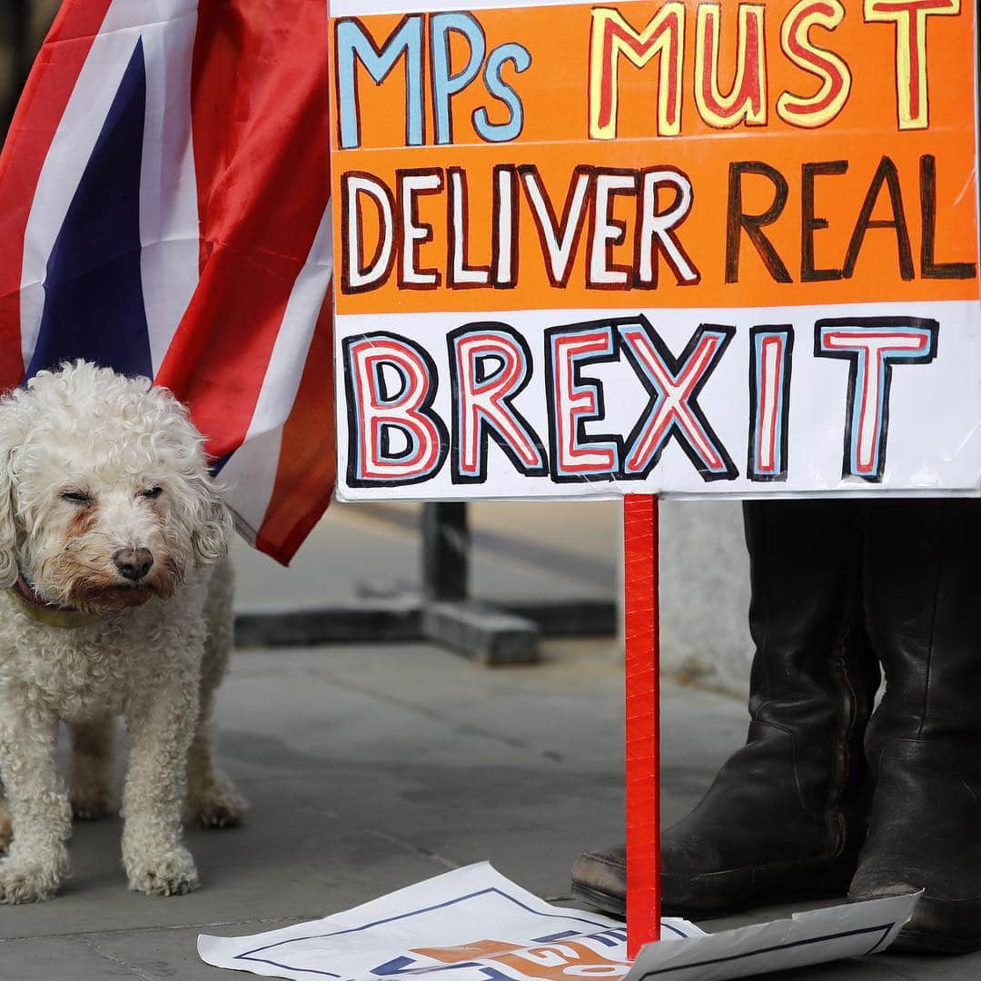 CNNさんのインスタグラム写真 - (CNNInstagram)「UK lawmakers rejected Theresa May’s Brexit deal for a third time on Friday, likely killing it off for good and plunging the country further into political uncertainty. The defeat of the withdrawal agreement by 344 votes to 286 came on the same day that Britain planned to leave the European Union. The rejection of May’s plan means there will likely be a lengthy delay to Brexit or Britain could crash out of Europe without a deal on the new deadline, April 12. (📸: Tolga Akmen/AFP/Getty Images, Leon Neal and Dan Kitwood/Getty Images)」3月29日 19時32分 - cnn