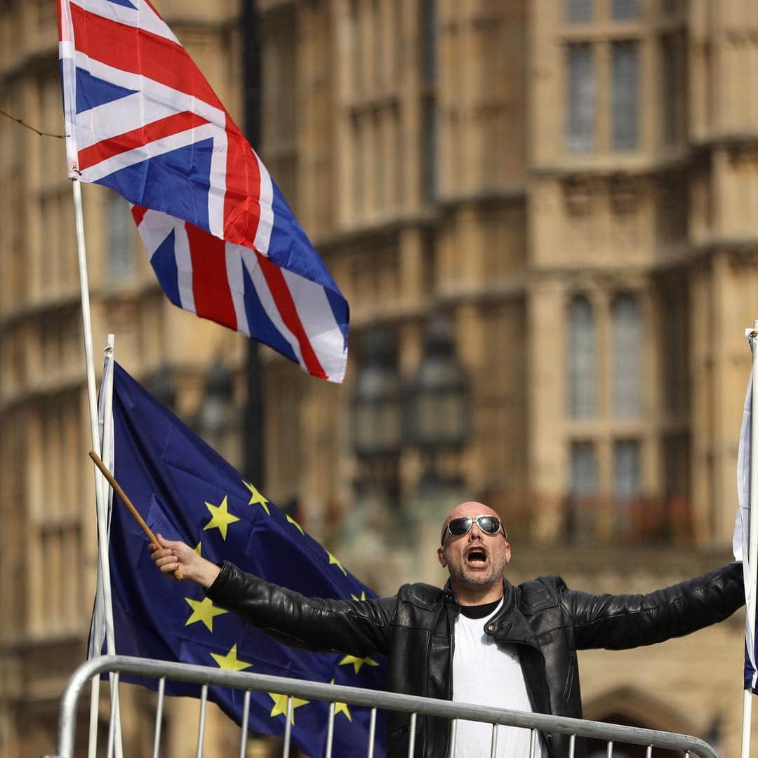 CNNさんのインスタグラム写真 - (CNNInstagram)「UK lawmakers rejected Theresa May’s Brexit deal for a third time on Friday, likely killing it off for good and plunging the country further into political uncertainty. The defeat of the withdrawal agreement by 344 votes to 286 came on the same day that Britain planned to leave the European Union. The rejection of May’s plan means there will likely be a lengthy delay to Brexit or Britain could crash out of Europe without a deal on the new deadline, April 12. (📸: Tolga Akmen/AFP/Getty Images, Leon Neal and Dan Kitwood/Getty Images)」3月29日 19時32分 - cnn