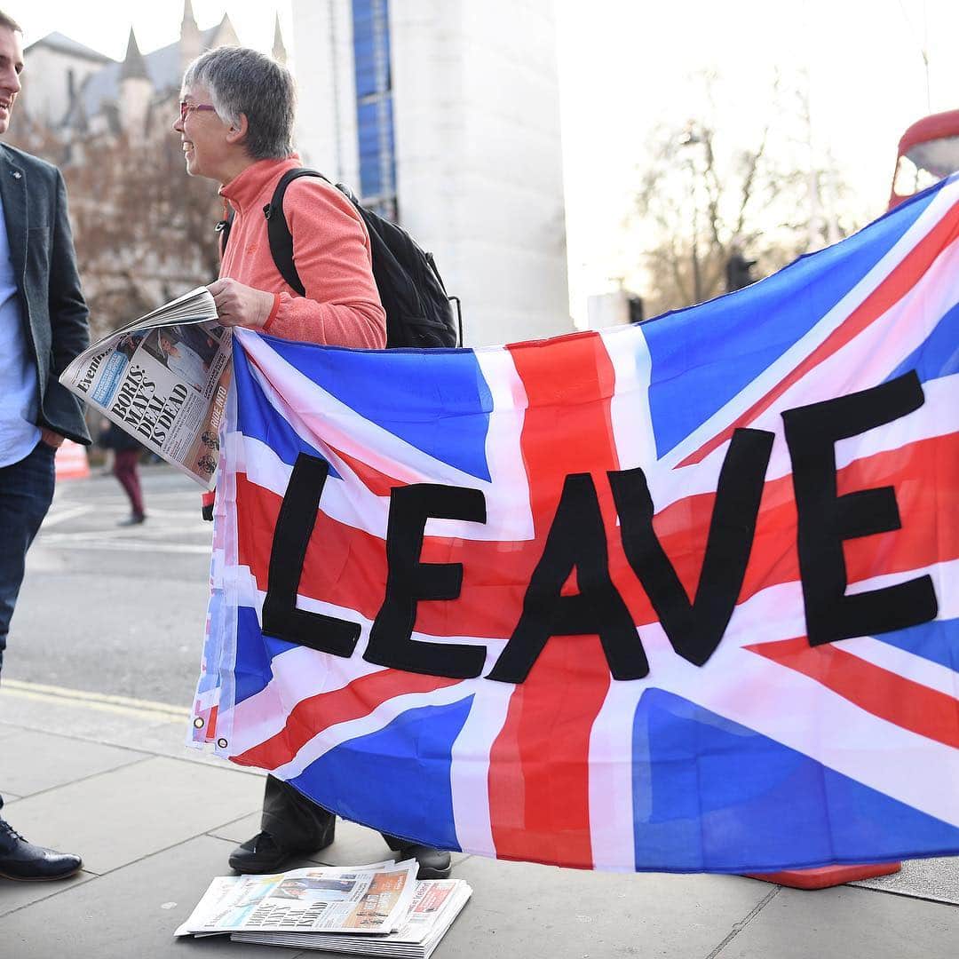 CNNさんのインスタグラム写真 - (CNNInstagram)「UK lawmakers rejected Theresa May’s Brexit deal for a third time on Friday, likely killing it off for good and plunging the country further into political uncertainty. The defeat of the withdrawal agreement by 344 votes to 286 came on the same day that Britain planned to leave the European Union. The rejection of May’s plan means there will likely be a lengthy delay to Brexit or Britain could crash out of Europe without a deal on the new deadline, April 12. (📸: Tolga Akmen/AFP/Getty Images, Leon Neal and Dan Kitwood/Getty Images)」3月29日 19時32分 - cnn