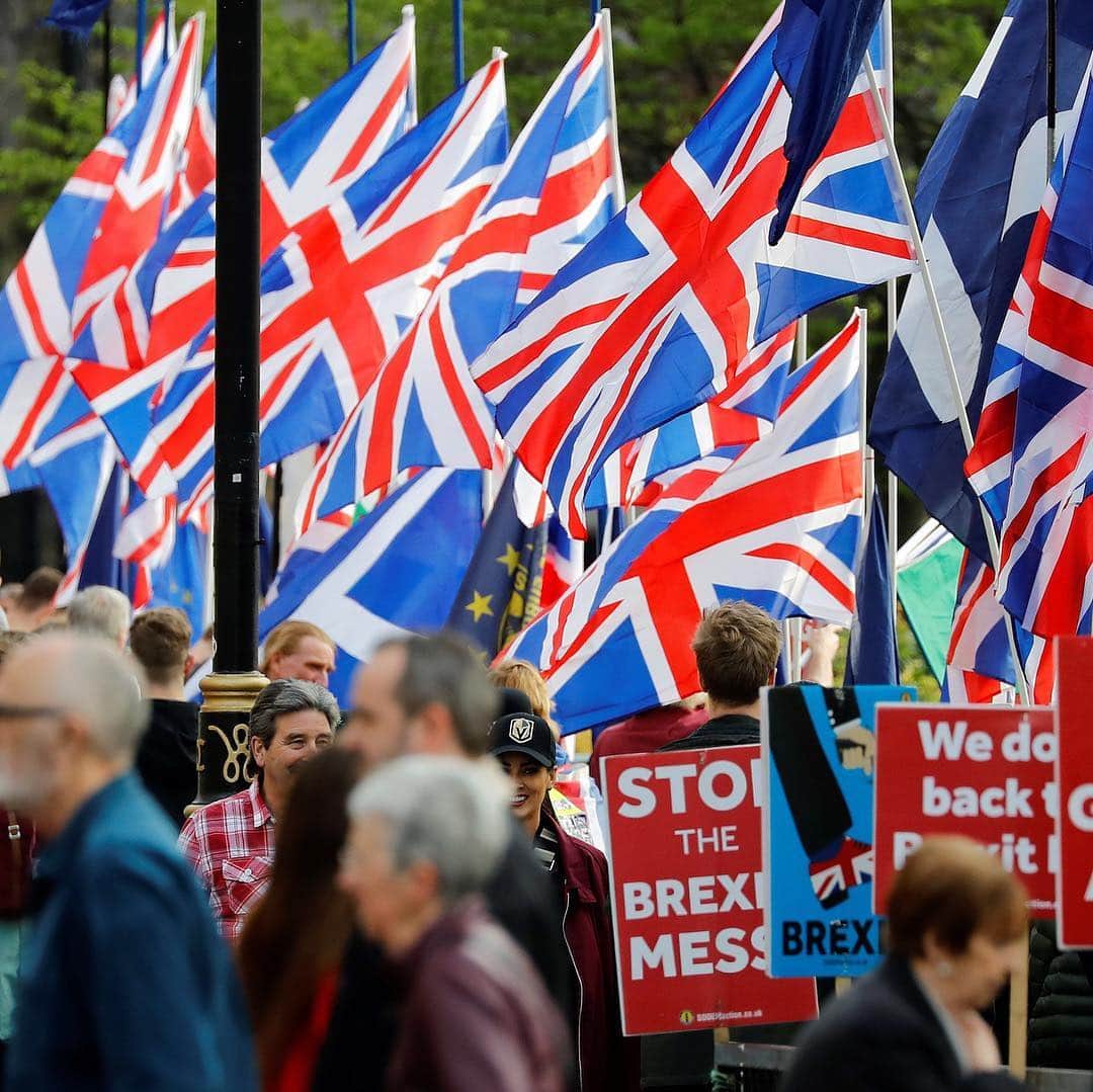 CNNさんのインスタグラム写真 - (CNNInstagram)「UK lawmakers rejected Theresa May’s Brexit deal for a third time on Friday, likely killing it off for good and plunging the country further into political uncertainty. The defeat of the withdrawal agreement by 344 votes to 286 came on the same day that Britain planned to leave the European Union. The rejection of May’s plan means there will likely be a lengthy delay to Brexit or Britain could crash out of Europe without a deal on the new deadline, April 12. (📸: Tolga Akmen/AFP/Getty Images, Leon Neal and Dan Kitwood/Getty Images)」3月29日 19時32分 - cnn