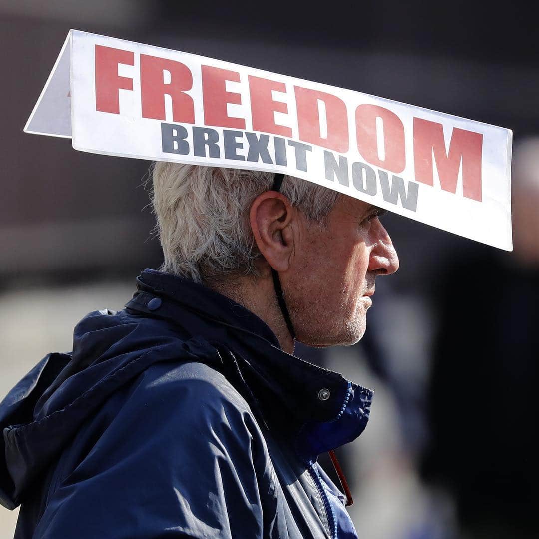 CNNさんのインスタグラム写真 - (CNNInstagram)「UK lawmakers rejected Theresa May’s Brexit deal for a third time on Friday, likely killing it off for good and plunging the country further into political uncertainty. The defeat of the withdrawal agreement by 344 votes to 286 came on the same day that Britain planned to leave the European Union. The rejection of May’s plan means there will likely be a lengthy delay to Brexit or Britain could crash out of Europe without a deal on the new deadline, April 12. (📸: Tolga Akmen/AFP/Getty Images, Leon Neal and Dan Kitwood/Getty Images)」3月29日 19時32分 - cnn