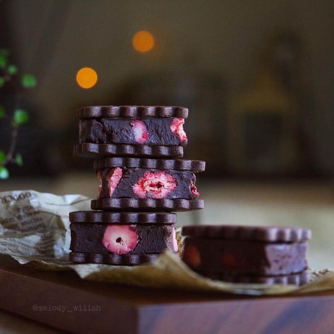 melodyさんのインスタグラム写真 - (melodyInstagram)「フリーズドライのいちごをゴロゴロと入れた生チョコサンドクッキーを作ってみました。 ＊ #チョコレート#chocolate#いちご#strawberry#cookies#homemade#おうちカフェ#手作り#ouchigohanlover#pic#photo#japan#Instagram#instagramjapan#IgersJP#cupcakeproject#コッタ」3月29日 19時34分 - melody_wiiish