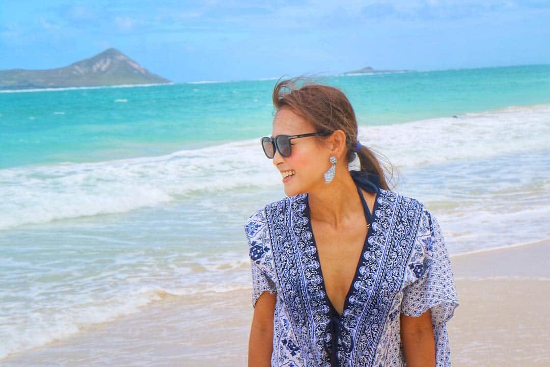 のインスタグラム：「.﻿ 今日も寒いから暑い写真🙆‍♀️﻿ ハワイのワイマナロビーチです🏖﻿ ワイキキから車で30分程度で、カイルアやラニカイよりも近いのですが、海の色はカイルアと変わらないと思います💓﻿ とっても綺麗なエメラルドグリーンの海🥰﻿ ﻿ ﻿ ここはハワイウェディングの撮影場所として利用されることも多く、私もここでビーチフォトを撮っていただきました😘﻿ そんな思い出の場所へ立ち寄った時の写真です😊﻿ しかしここはいつも風がかなり強め😱﻿ この日は波も高くて海には入れませんでした😢﻿ ﻿ ﻿ 今日はPEAK&PINE @peakpine_official の展示会にお邪魔しました🙌﻿ スワイプしていただくとPEAK&PINEの水着をいくつか載せてます👙﻿ すごく可愛かったのですが、可愛いのと似合うのは全然違いますね🥺笑﻿ ハイウエストの水着の似合わなさには自分で驚きました🤣﻿ ビーチで着れるワンピやトレーニングウェアをオーダーしました😆﻿ 夏に向けての準備も大切🥰﻿ .﻿ ﻿#hawaii #hawaii🌺 #hawaii🌴 #hawaiisbestphotos #beach #waimanalo #waimanalobeach #hawaiitrip #canoneos #canoneosm3 #followme #peakandpine #ハワイ #ハワイ旅行 #ハワイ好き #ハワイ好きな人と繋がりたい #ミラーレス一眼 #ワイマナロビーチ #ワイマナロ #旅行好きな人と繋がりたい #ピークアンドパイン #ビーチ ﻿」