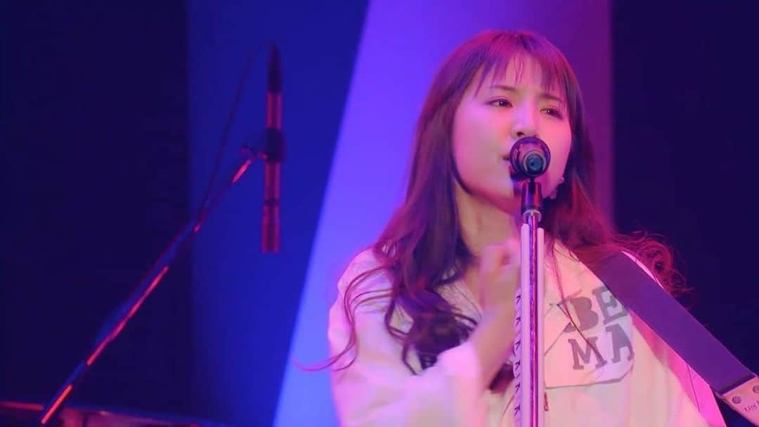 阿部真央のインスタグラム：「4/17(水)発売の武道館ライブ映像作品の中から3曲をofficial YouTube channelで公開です💡  阿部真央らいぶNo.8〜10th anniversary special〜 「変わりたい唄」「デッドライン」「マージナルマン」の3曲をアップしてます✨ こちらには変わりたい唄のワンコーラスをアップ。 続きが気になる方は阿部真央YouTube channelへゴー🎶  I uploaded new videos on my YouTube  channel.Please check it out!! 是非観てね🙋‍♀️ #阿部真央 #あべま #ライブ #日本武道館」