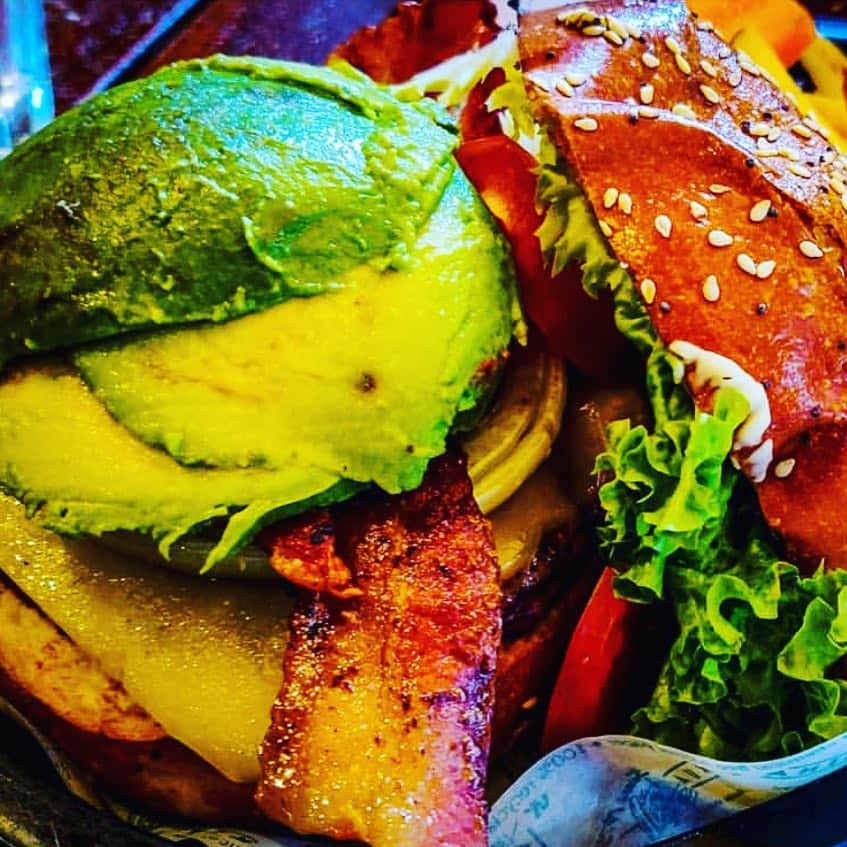 Kua 'Aina UKさんのインスタグラム写真 - (Kua 'Aina UKInstagram)「Now THAT’s what you call a burger! Our signature Da Big Chief burger with avocado, bacon and cheese. Just perfect for a Friday!  Mahalo #alohafan @yumyumfinder for great pic!」3月29日 19時52分 - kuaainauk