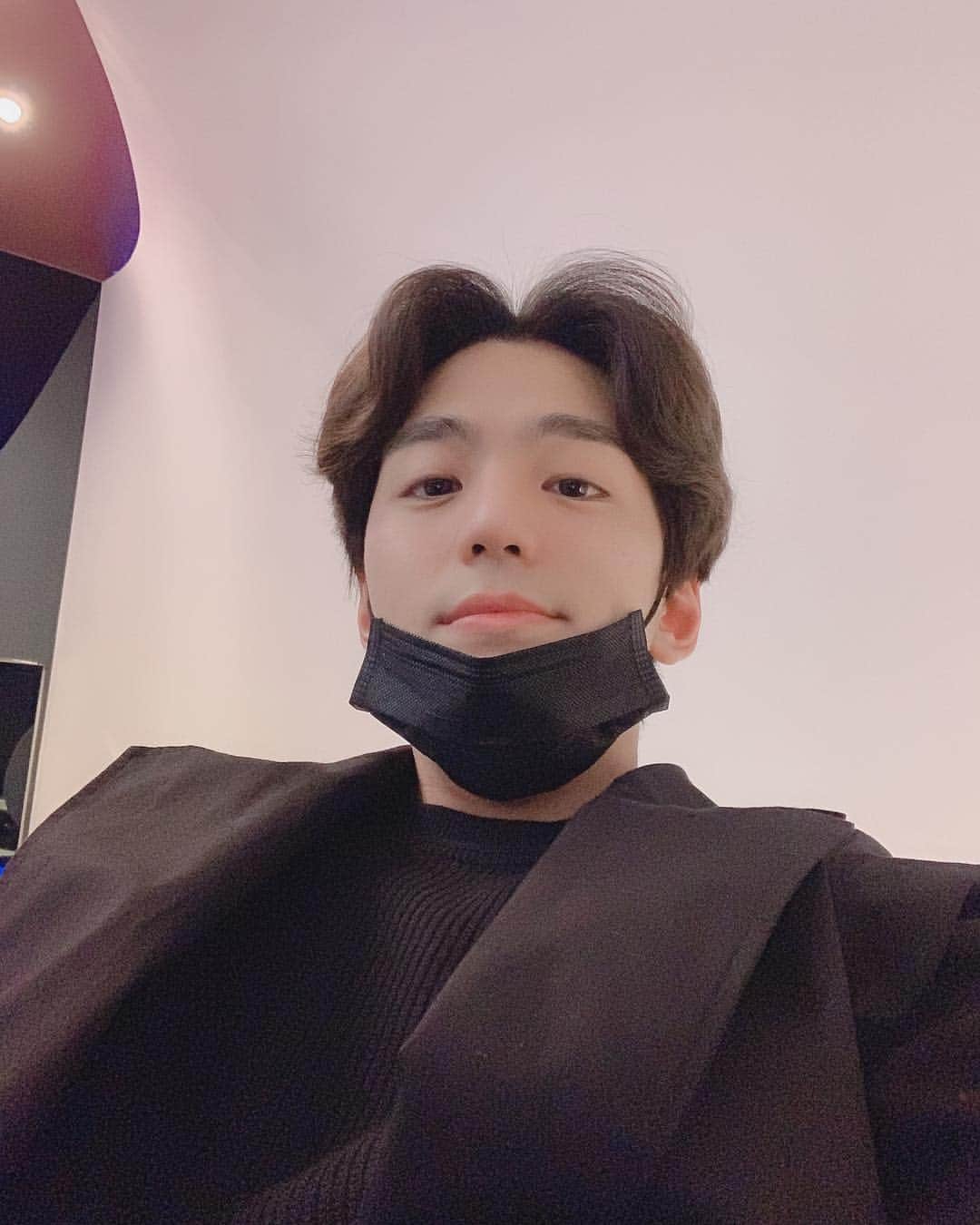 キム・ミンギュのインスタグラム：「간만에 외출😎」