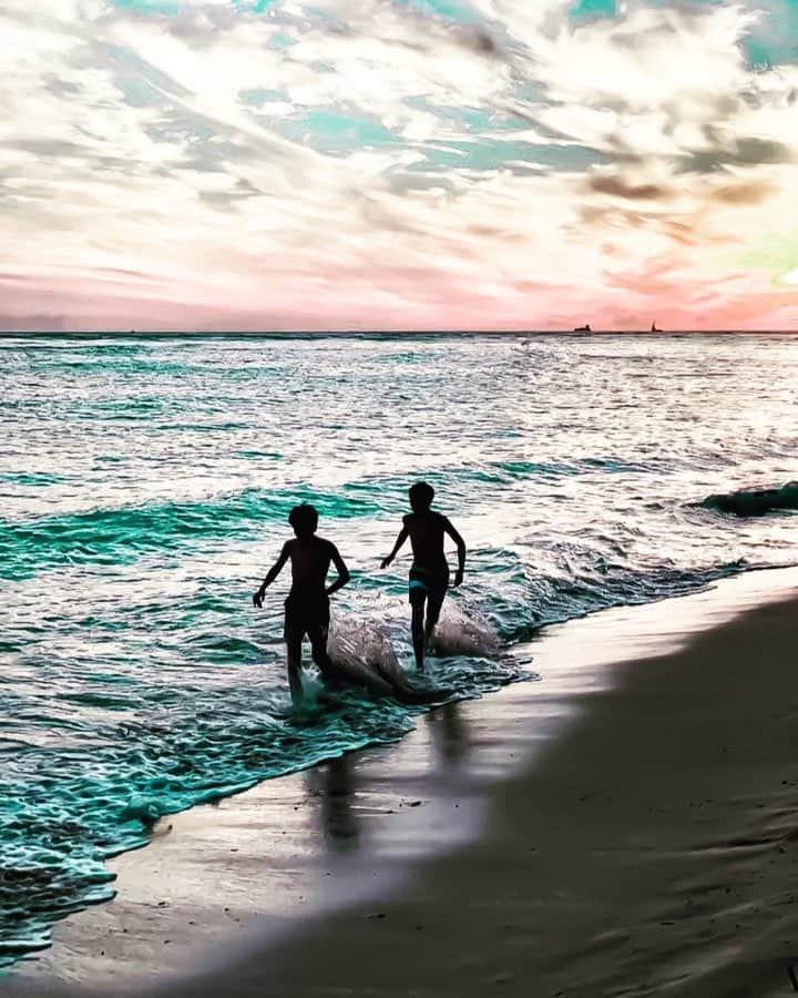 のインスタグラム：「🌊 1週間おつかれさまでした𓇬𓂂𐬹 . おやすみなさい💤 ‥‥‥‥‥‥‥‥‥‥‥‥‥‥‥‥‥‥‥‥‥‥‥‥‥‥‥‥‥‥‥‥‥‥ #waikiki#waikikibeachsunset#sunset#sunsetporn#sunset_ig#sunsetbeach#sunset_vision#beachlover#beachdays#streetphotography#travelgram#traveller#travelphotography#travelpics#travelaweson#lifewelltraveled#wonderful_place#livethelittlethings#hawaiistagram#hawaiilife#yukicoinhawall#sonya6000#genic_hawaii#twins#双子#ハワイ好き##世界の空#パケットパック海外オプション#ハワイ」