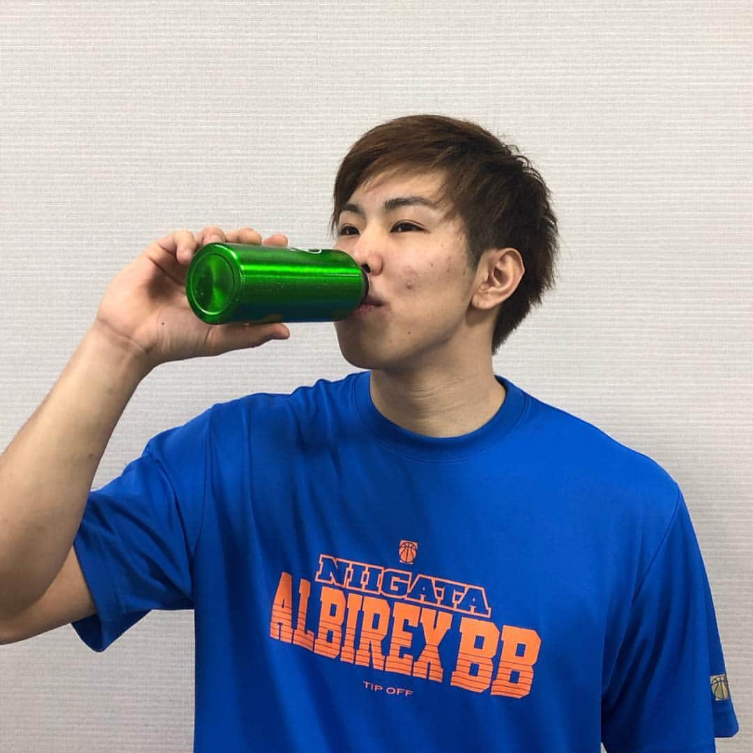 JOYFIT長岡日赤さんのインスタグラム写真 - (JOYFIT長岡日赤Instagram)「実はすごい「水素水」  今回おすすめするのは、ジョイフィットのオプション契約 「水素水飲み放題」です！  1ヶ月飲み放題で¥1000の水素水は… 老化を防いで、肌や体を健康的に保ちやすいと言われていて、さらに認知症の予防にもなるという研究が‼︎ トレーニングにも最適ですが、様々な効果が期待されているスペシャルドリンクなんです！  プロテインを飲むにも、 持ち帰ってお酒のお供にも⁉️ これはもう契約するしかないですねっ！  今なら初めて契約する今なら「水素水専用ボトル（1080円）」をプレゼント！  ぜひ始めてみませんか⁉️ #ジョイフィット #ジョイフィット長岡日赤  #joyfit  #水素水 #おすすめオプション  #みんなで飲もう #気分爽快 #albirexbb  #新潟アルビレックスbb」3月29日 19時57分 - joyfit_nagaokanisseki