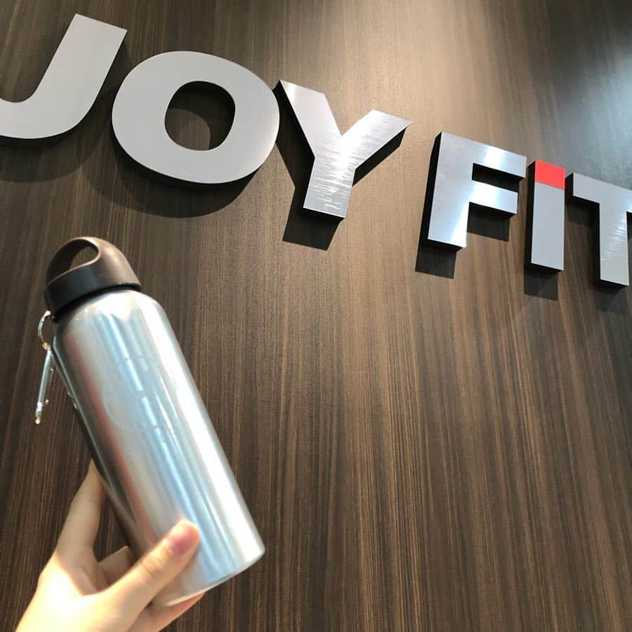 JOYFIT長岡日赤さんのインスタグラム写真 - (JOYFIT長岡日赤Instagram)「実はすごい「水素水」  今回おすすめするのは、ジョイフィットのオプション契約 「水素水飲み放題」です！  1ヶ月飲み放題で¥1000の水素水は… 老化を防いで、肌や体を健康的に保ちやすいと言われていて、さらに認知症の予防にもなるという研究が‼︎ トレーニングにも最適ですが、様々な効果が期待されているスペシャルドリンクなんです！  プロテインを飲むにも、 持ち帰ってお酒のお供にも⁉️ これはもう契約するしかないですねっ！  今なら初めて契約する今なら「水素水専用ボトル（1080円）」をプレゼント！  ぜひ始めてみませんか⁉️ #ジョイフィット #ジョイフィット長岡日赤  #joyfit  #水素水 #おすすめオプション  #みんなで飲もう #気分爽快 #albirexbb  #新潟アルビレックスbb」3月29日 19時57分 - joyfit_nagaokanisseki