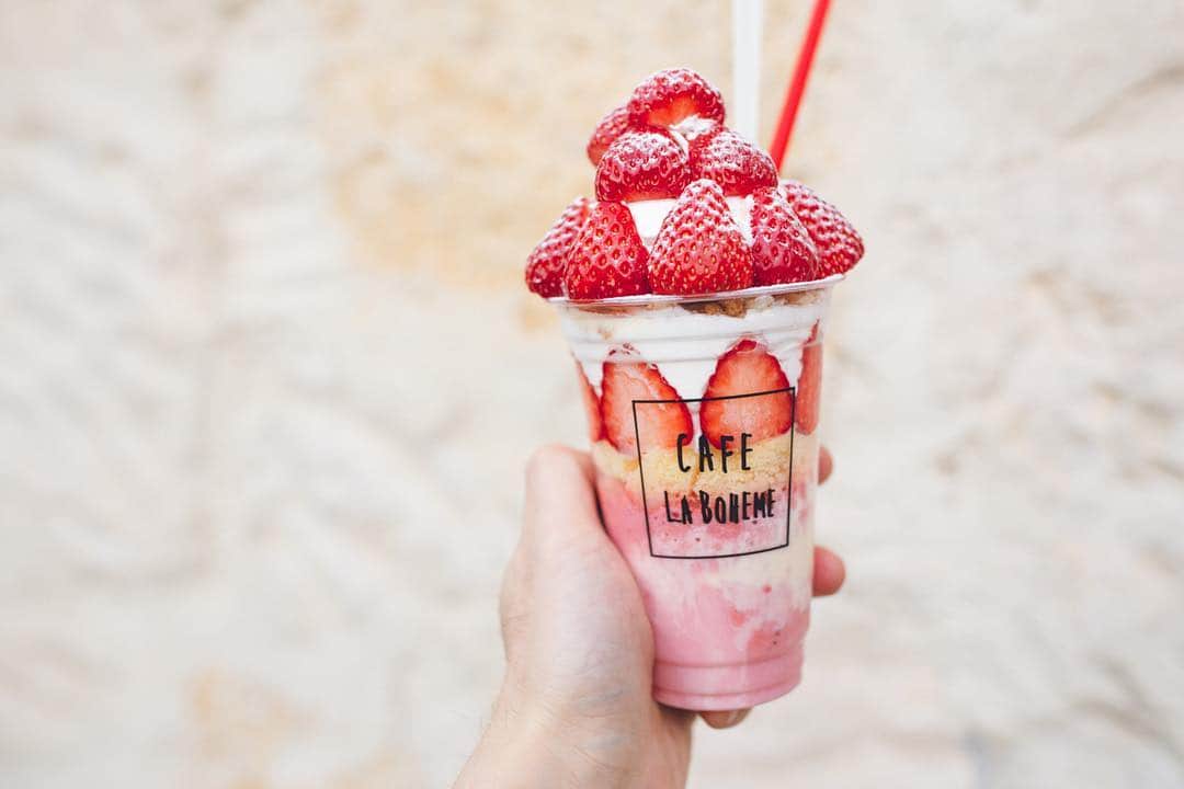 のインスタグラム：「The weather’s getting warmer and the cherry blossoms are almost in full bloom!🌸 Order our BonBon Parfait to go, so you can enjoy it during your Hanami // #cafelaboheme #laboheme #ラボエム #カジュアルイタリアン  #デザート #treatyoself #花見 #春 #桜 #cherryblossomseason #cherryblossoms #sakura #tokyo #japan #springtime #springmenu #foodstagram」