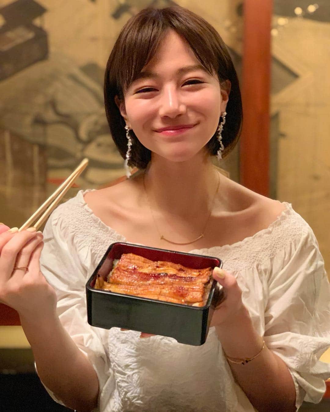 石井里奈さんのインスタグラム写真 - (石井里奈Instagram)「こんばんは☺️❤️ . 今夜は里奈ログ💕 . 先日家族で静岡旅行した時に食べられかったし、名古屋でも食べれなかった鰻🤣それからずっと鰻が食べたくて食べたくて仕方なくて、ようやく頂けました🙆‍♀️❤️笑 . 西麻布にあるいちのやさん☺️ お値段はちょっとするけどその価値あり🤣❤️めーちゃくちゃ美味しかった😍 . 鰻は焼きもおいしいけど、私は蒸したのが好みかも😚💕 . 今日で仕事は2018年度終了😍 年度末って本当バタバタしますよね〜😭今週ほんと凄まじかった🤣☀︎ . 2018年度お疲れ様でした❤️ 来年度も頑張りましょう〜👍👍 . #りなまるグルメ #グルメ #鰻 #うなぎ #鰻重 #西麻布 #いちのや #food #instafood #和食 #日本食 #japanesefood #lunch #dinner #ランチ #夜ごはん #ディナー #ご褒美 #スタミナ #六本木 #roppongi #tokyo #東京グルメ #東京 #fish #鰻巻き #肝焼き #unagi」3月29日 19時57分 - ri7tin1025