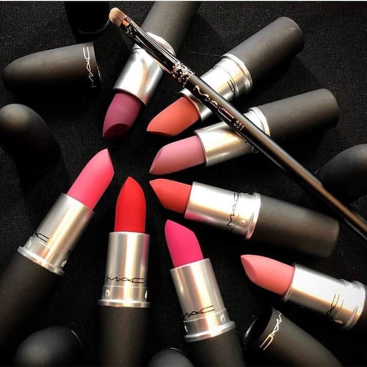 M•A•C Cosmetics Franceさんのインスタグラム写真 - (M•A•C Cosmetics FranceInstagram)「💄M·A·C - CONCOURS💄 Avez-vous tenté de reproduire le makeup du défilé @ferragamo ? Retrouvez chaque étape en stories et tentez de remporter le rouge à lèvres Powder Kiss de votre choix sous ce post 😉✨ Pour participer :  1/Abonnez vous à notre compte Instagram @maccosmeticsfrance  2/ Commentez cette photo avec 2 emojis et en taguant trois personnes de votre choix ! 3/ Likez ce post  Fin du concours lundi 1 Avril  à 9h00. Concours ouvert à la France. Crédit photo : @victorcembellin & @maccosmeticsuk #maccosmetics #maccosmeticsfrance #macpowderkiss #powderkiss #lipstick #rougealevresmat」3月29日 20時00分 - maccosmeticsfrance