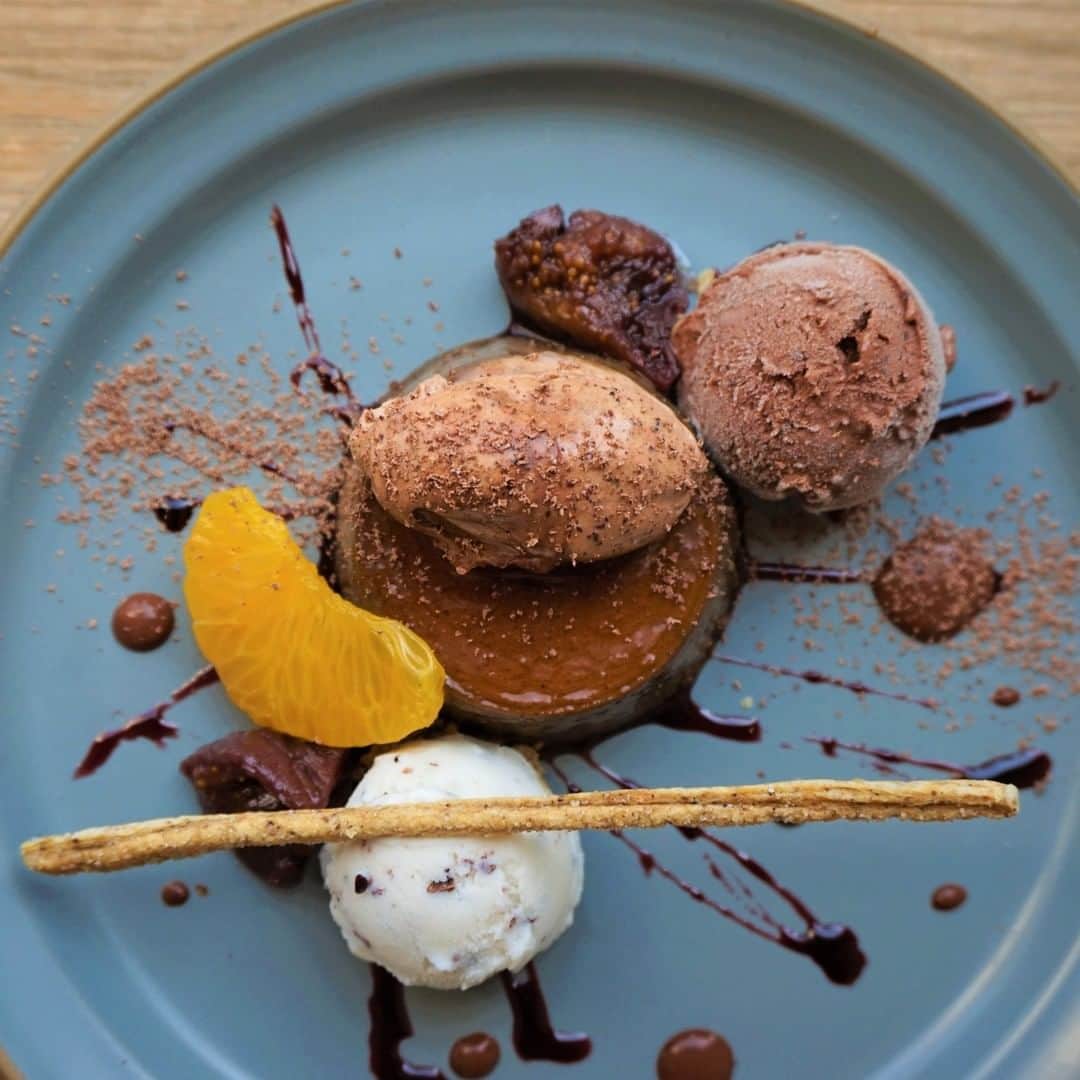 のインスタグラム：「.⠀ .⠀ 4月の富ヶ谷本店限定スイーツは、チョコレートを贅沢に使った「チョコレート プリン・ア・ラ・モード」です。⠀ プリンには香ばしくコク深いチョコレート「NUTTY」を贅沢に使用。クラシカルな味わいを引き出したレシピでお作りしたプリンの風味もお楽しみいただけます。⠀ .⠀ さらに、アイスクリームやホイップ、マリネなどにアレンジした「チェリー」「バナナ」「いちじく」「柑橘フルーツ」をプリンに合わせて盛り合わせました。⠀ .⠀ Minimal流の大人のプリン・ア・ラ・モードをぜひご賞味ください。4月限定となりますので、お食べ逃しなく！⠀ .⠀ .⠀ こだわりレシピなどの詳細は公式サイト「JOURNAL」をご覧ください。⠀ ▼公式サイトはプロフィールからどうぞ。⠀ @minimal_beantobarchocolate⠀ .⠀ .⠀ ■価格⠀ 単品980円（税抜）⠀ コーヒーセット：1,200円（税抜）⠀ ■販売期間・限定数⠀ 4月1日-4月30日⠀ 1日15食限定⠀ ■販売店舗⠀ 富ヶ谷本店のみ . . #MinimalChocolate #MinimalBeanToBarChocolate #BeanToBar #BeanToBarChocolate #craftchocolate #tomigaya #ミニマルチョコレート #ミニマルビーントゥバーチョコレート #ビーントゥバー #板チョコレート #クラフトチョコレート #シングルオリジンチョコレート #カカオ #富ヶ谷 #奥渋 #奥渋谷 #代々木八幡 #cacao #チョコレート専門店」