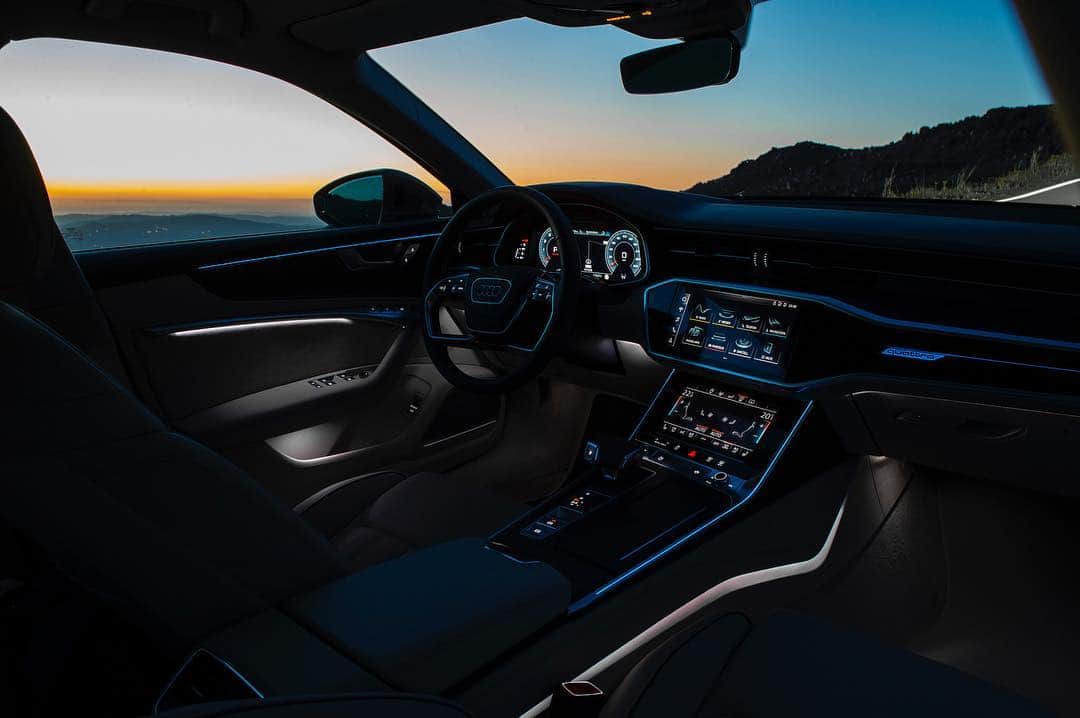 アウディ ジャパンさんのインスタグラム写真 - (アウディ ジャパンInstagram)「高度にデジタル化された未来的なデザインと、乗る人をあたたかくもてなすような、深いくつろぎを兼ね備えた、Audi A6のインテリア空間。 そこで味わう旅の終わりの達成感は、まさに格別です。  #Audi #A6 #AudiA6 #Audijapan #夕暮れ #ドライブ #drivingatdusk　#AudiWorld #MomentswithAudi #Audigramm #carporn」3月29日 20時00分 - audijapan