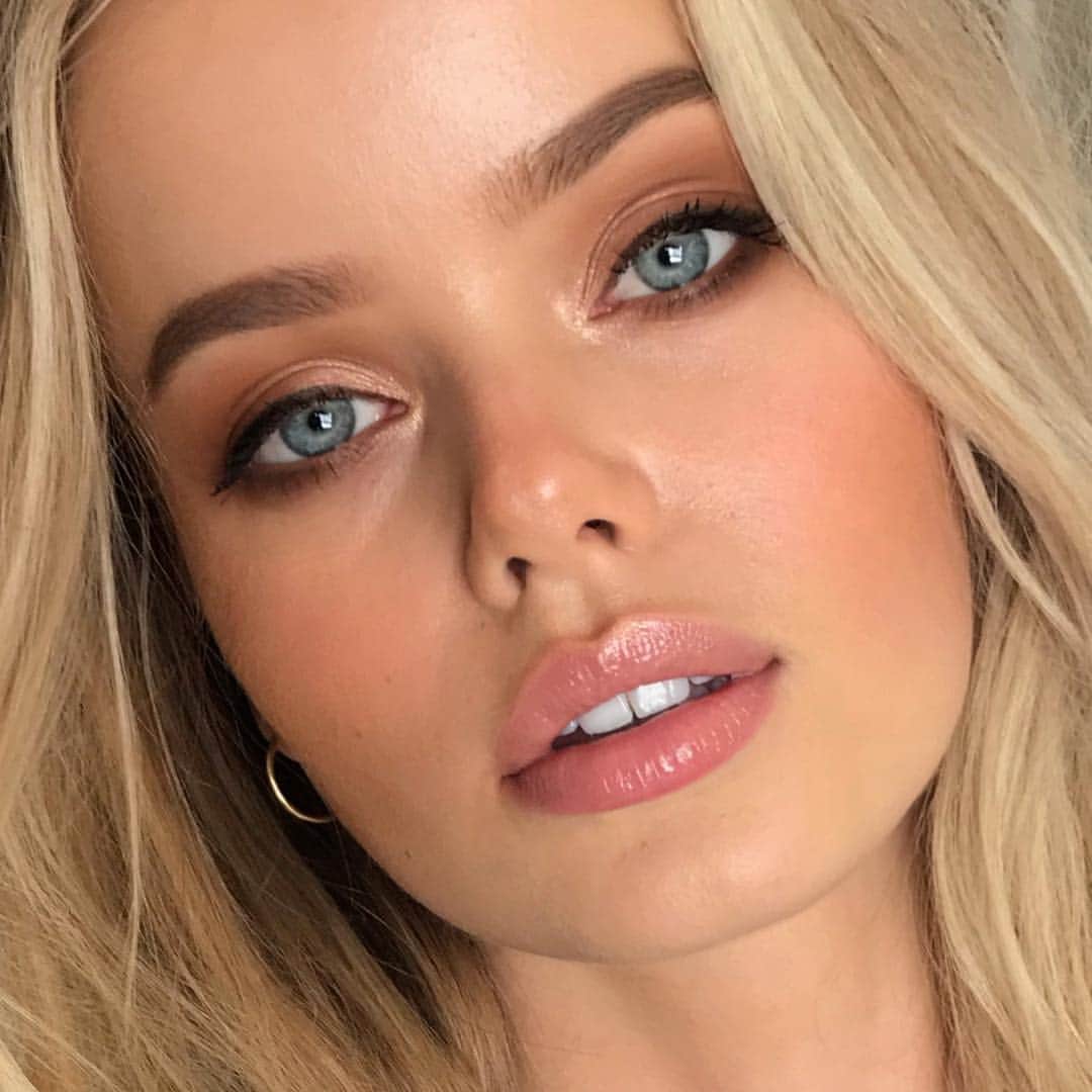 Ania Milczarczykのインスタグラム：「In Malaysia dreaming about my next roti and this face @frida_aasen Flash back from South Africa with my @lipsylondon fam ❤️」