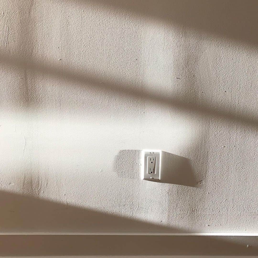 岡田育さんのインスタグラム写真 - (岡田育Instagram)「Light, shadow, and brush-on. . . 光と影と刷毛の跡。 . . #colorless #colorlessworld #whitewalls  #whiteisnotwhite #shadowplay」3月29日 20時13分 - okadaic