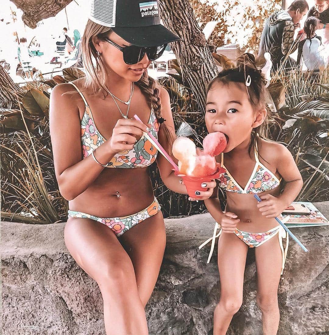 のインスタグラム：「今週もお疲れさまでした😊 お子さまと旅やお出かけを楽しんでいるお写真は 「#タビジョ」とあわせて 「#ママタビジョ」でお待ちしてます！ ＊＊＊＊＊＊ 本日はこちら💕 📸@xxkana513xxさん 🚩 ハワイ・オアフ島 「アウラニ・ディズニー・リゾート&スパ コオリナ・ハワイ」 🎙ご本人コメント(一部抜粋) ミッキーのシェイブアイス🍧🍧🍧 ただただ、かわいい ＊＊＊＊＊＊ お揃いの水着がかわいすぎますね😆 ステキなお写真をありがとうございます💝 ＊＊＊＊＊＊ 【「#タビジョラン」NEWイベント 2019年4月20日(土)参加者募集中👭】 「一生に一度はホノルルマラソンに出てみたい」 と思ったことありませんか？ 今回のイベントの舞台は、海沿いランで ハワイ気分を味わえる「横浜」✨ そしてゴールは、ハワイイベントの会場⁉️ 「初心者」「お1人参加」大歓迎！ ご参加おまちしてます😊 ※詳細は、アカウント🔝のURLから チェックしてください😊 @tabi_jyo ＊＊＊＊＊＊ [今週のタビジョツアー人気ランキング💁‍♀️］ 3位 <初のBEST3入り！> 「タビジョモロッコツアー9日間ツアー」19.98万円～ 都心からアクセス便利な羽田発着✈️ 青い街シャウエンと3大世界遺産を巡る😆 各都市では自由に散策できるフリータイム！ 2位 <BEST3に返り咲きの2位！> 「タビジョベトナム周遊6日間ツアー」7.48万円～ →ベトナム(ホーチミン・ダナン・ホイアン)の いいとこどり女子旅ツアー💁‍♀️ ホイアン3大名物料理の夕食など嬉しい食事7回付✨ 1位 <ついに1位！> 「タビジョはじめて奄美大島3/4日間ツアー」2.58万円～ →滞在中レンタカー乗り放題🚗8月出発まで料金発表✨ ※詳細は、アカウント🔝のURLから チェックしてください😊 @tabi_jyo ＊＊＊＊＊＊ #タビジョ #ママタビジョ #タビジョと繋がりたい #tabijyomap_hawaii #tabijyo_hotel」