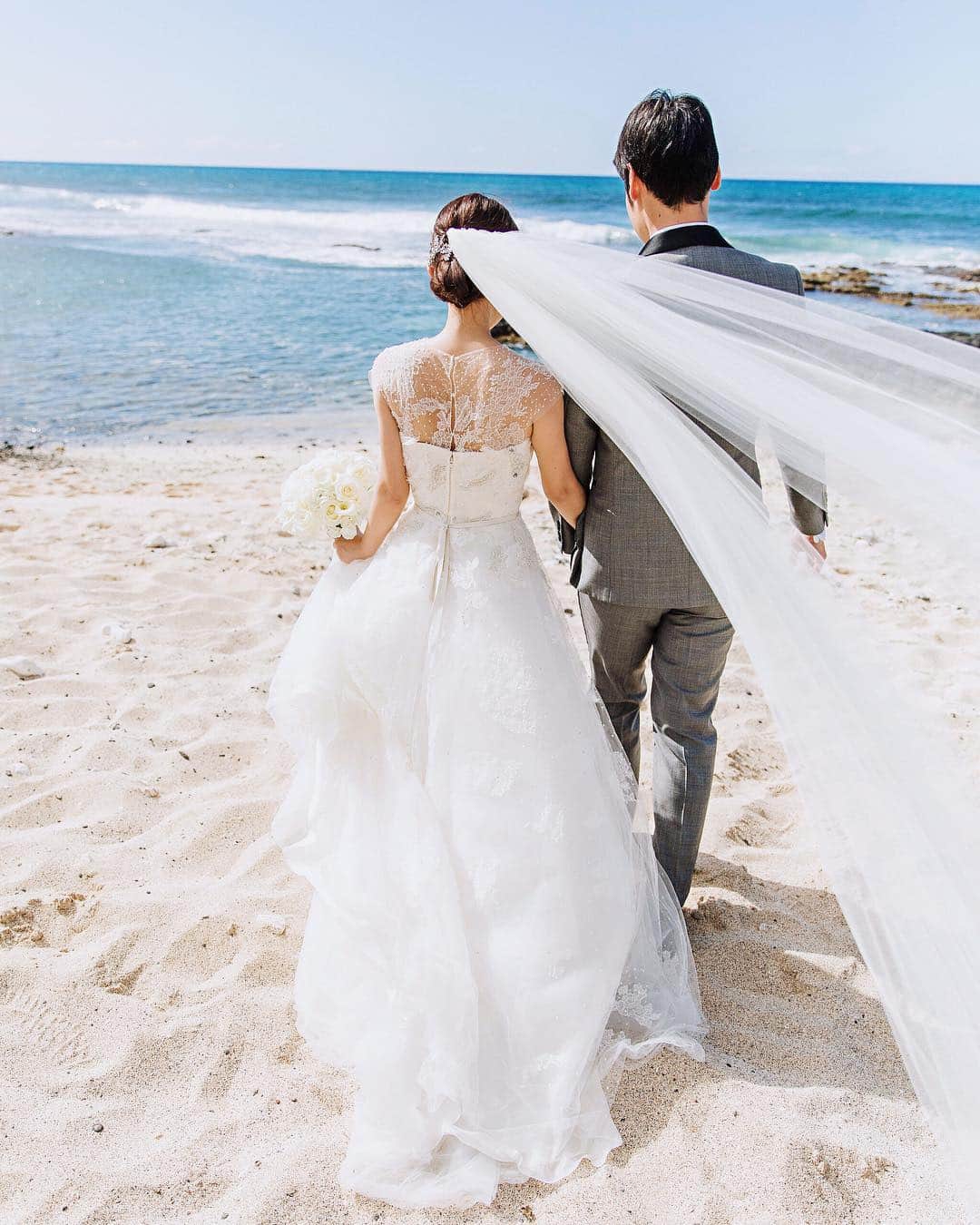 のインスタグラム：「ベールがなびいて躍動感あるお気に入りの写真🐳✨ . #wedding #2019春婚 #トリートドレッシング #thetreatdressing #モニークルイリエ #ハワイ島 #ハワイ島挙式 #ハワイ島ウェディング #ハワイ婚 #ハワイ挙式 #hawaiiwedding #ハワイウェディング #fourseasonshualalai」