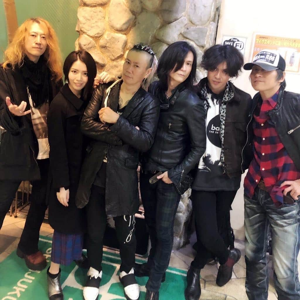 ERYさんのインスタグラム写真 - (ERYInstagram)「昨日は4/7の魔太朗さんバースデーイベントに出演するセッションバンドのリハでした。 メンバーで1枚。左からA・O・Iさん、私、魔太朗さん、tezyaさん、Shinpei Morishigeさん、アラキマキヒコさん。 大先輩たちですが、楽しいリハでした。間違えなく格好良い。めちゃくちゃ仕上げていきます。お楽しみに！ 2枚目はギターのA・O・Iさんと。 移転してから初めて出演する渋谷DESEOも楽しみ！チケットはプレイガイドeplusとライブハウス販売のみでのお取り扱いになります。よろしくにゃーん！ #AOI さん #ERY #魔太朗 さん #tezya さん #ShinpeiMorishige さん #アラキマキヒコ さん #tezyaバンド #渋谷DESEO」3月29日 20時17分 - bass_ery