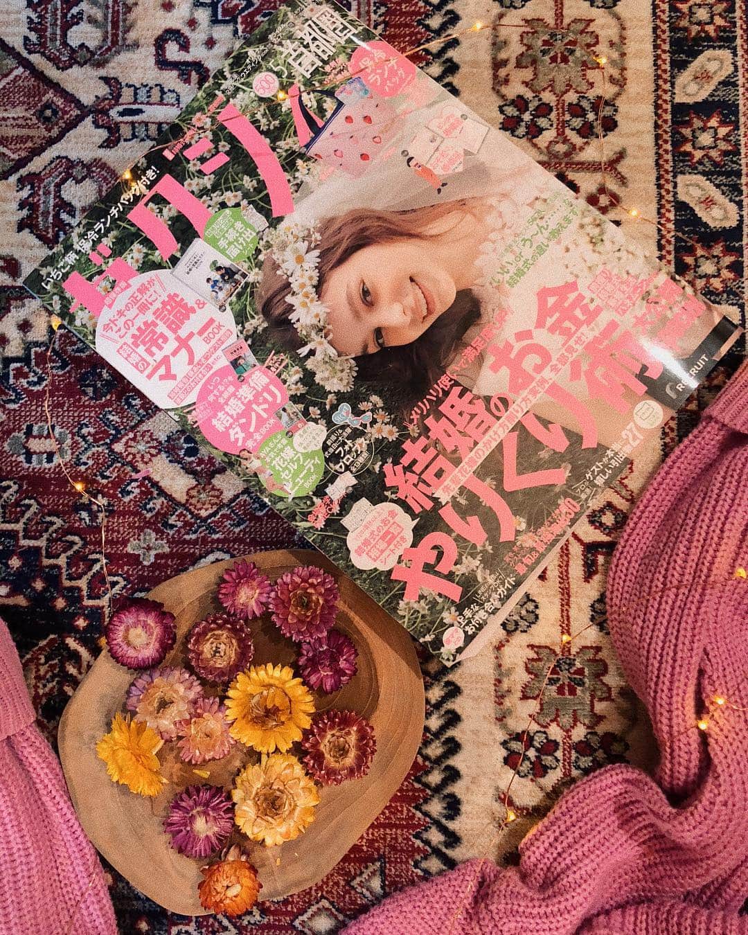 のインスタグラム：「. 今月号のゼクシィは凄い豪華だったよ🌟 私ももちろんみんな気になってるお金の事💸 『結婚のお金やりくり術』が詳しく載ってて ほうほう✍️って思うことが沢山あって勉強する事が沢山✊  別冊付録にブライダルフェアBOOKも付いてて、見ててワクワクが止まらない❤️ @zexyrecruit で先輩花嫁さん達の素敵な写真も見れるよ〜👰💗 最新号はHPからも買えるよん✌️ https://zexy.net/xy/ig/1903/  #ゼクシィ #ゼクシィ花嫁 #ゼクシィ付録 #pr」