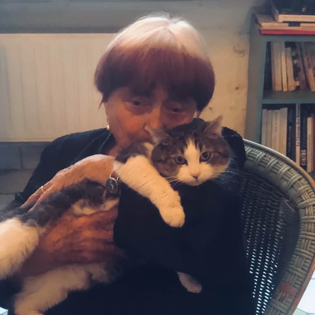 カロリーヌ・ド・メグレのインスタグラム：「Merci Agnès, merci pour tout ce que j’ai appris à tes côtés. Ton écoute et ta bienveillance, ta façon de valoriser les autres, de surtout surtout ne jamais lâcher, l’art du détail, de profiter de la vie, d’avoir des projets, de les faire, d’être fière d’être femme et que l’âge ne doit jamais être un frein ni une excuse à quoi que ce soit. Merci 🖤🖤🖤」