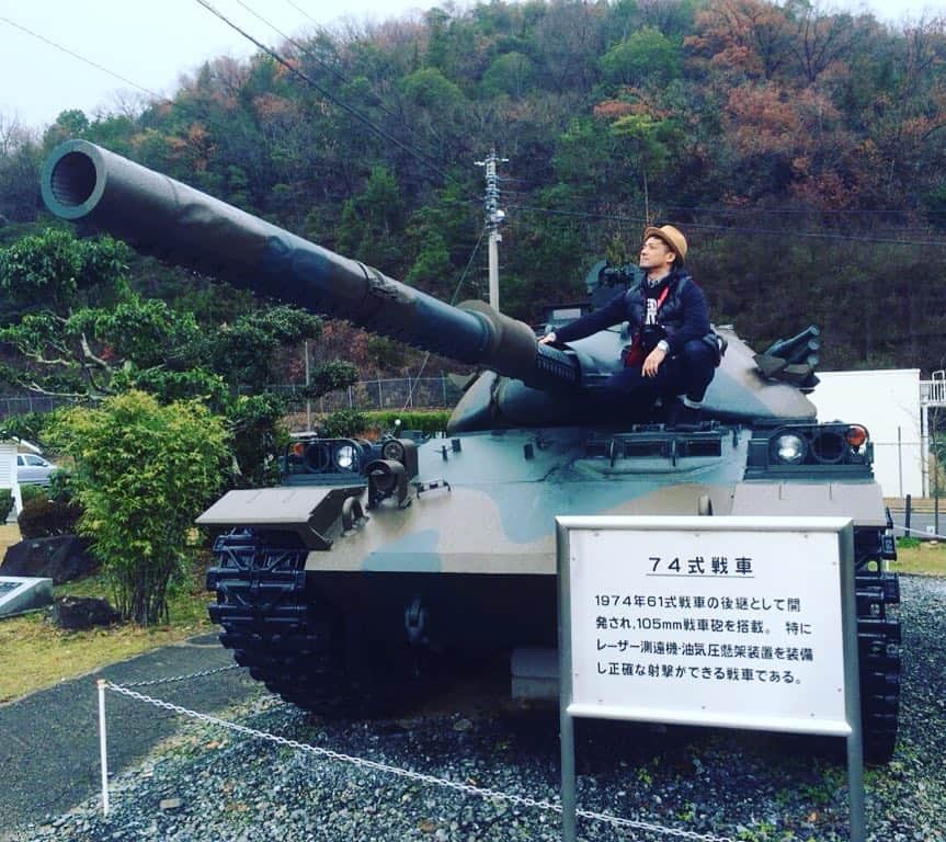 高本剛志さんのインスタグラム写真 - (高本剛志Instagram)「2年先輩。 頼り甲斐のある先輩。 #74式戦車 #ご厚意で乗車 #真似しちゃだめ」3月29日 20時22分 - takamoto76